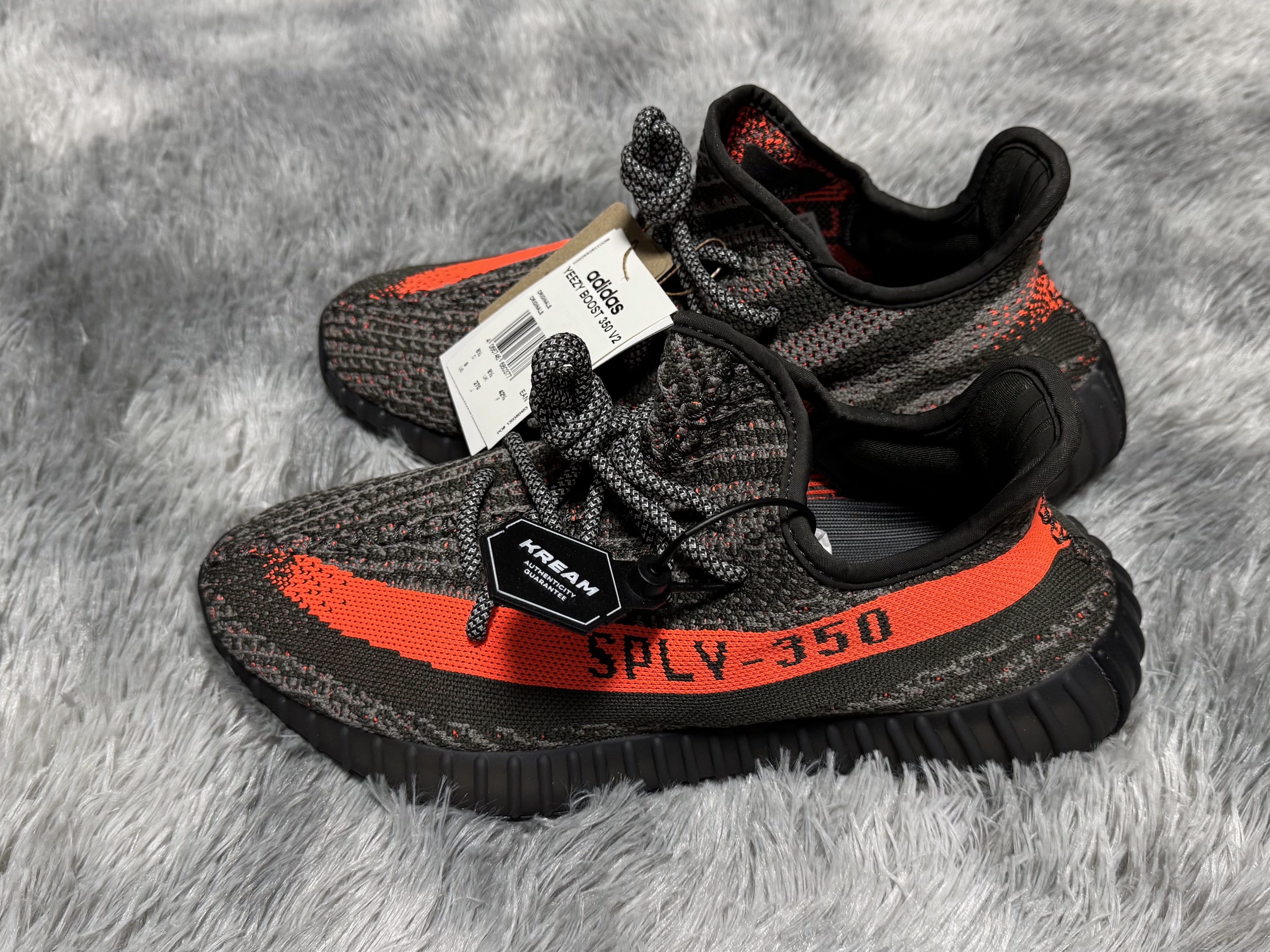 Adidas Yeezy Boost 350 V2 Carbon Beluga 착용 스타일 - 1