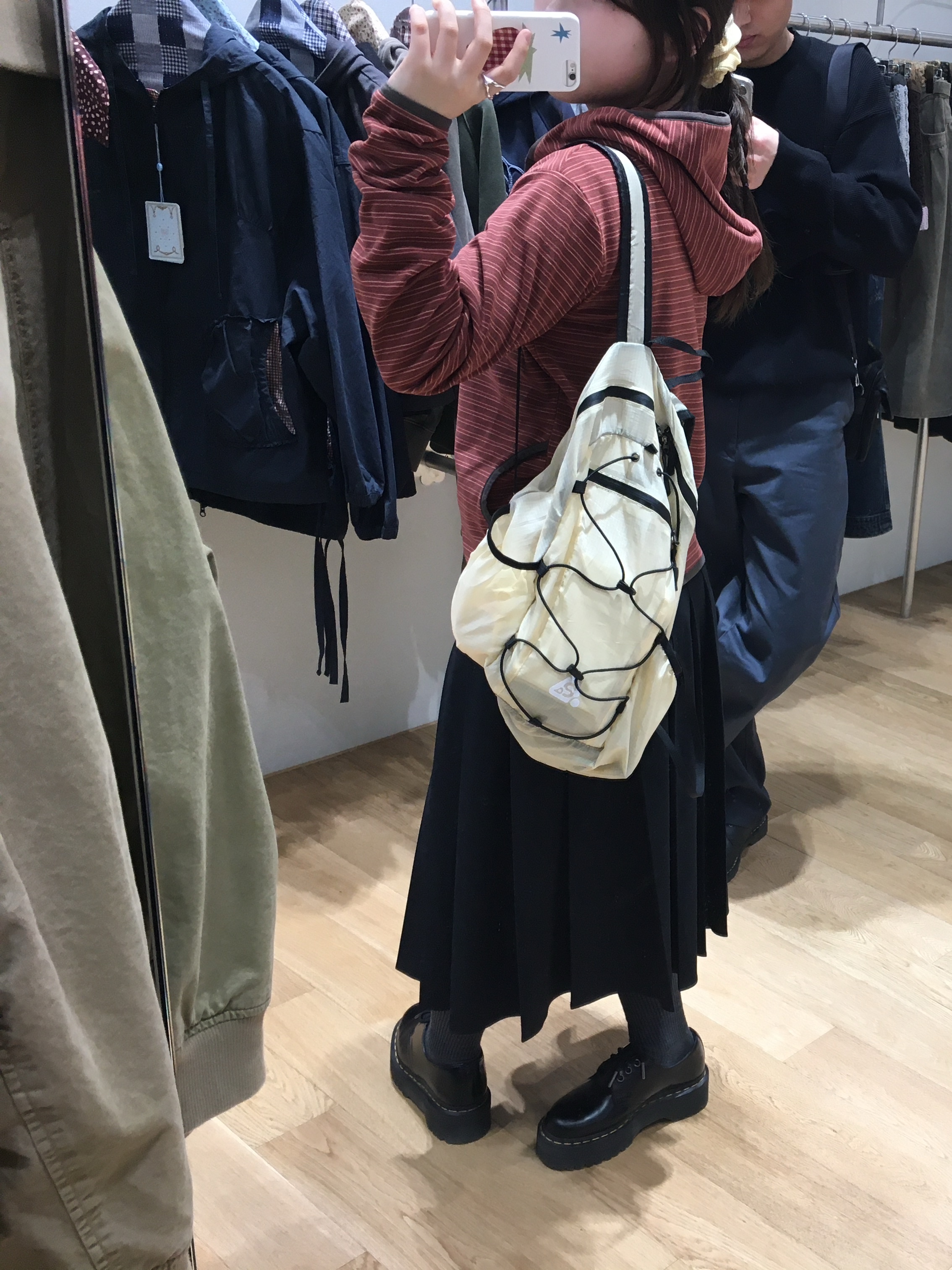 COYSEIO Twofold Button-Up Hoodie Ivory, COYSEIO Strap Shirring Skirt Ash Brown 착용 스타일 - 3