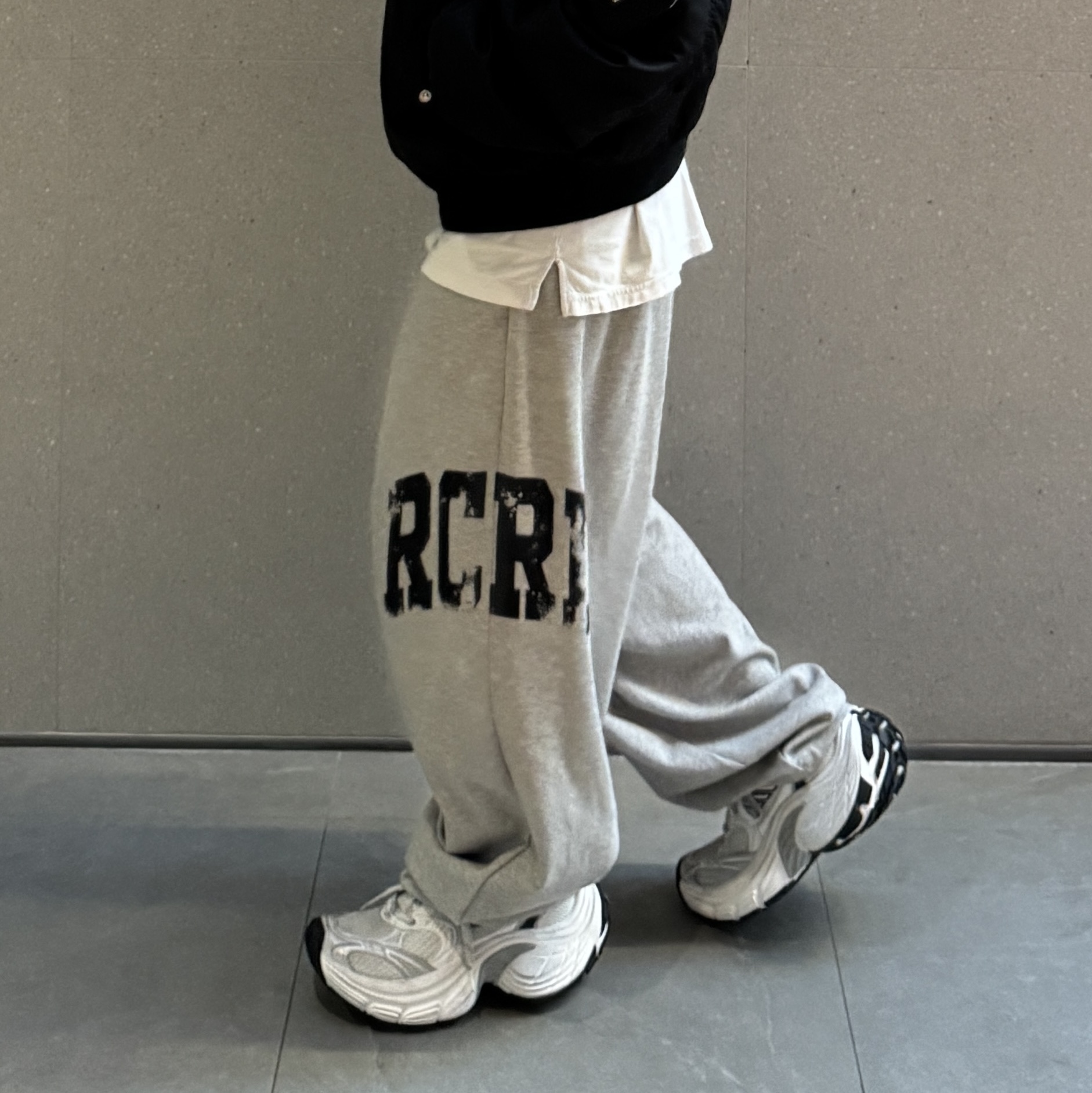 SLOW RECORD HOUSE RCRD Balloonfit Sweat Pants Grey, Balenciaga 10XL Sneakers White Grey Silver Black 착용 스타일 - 2