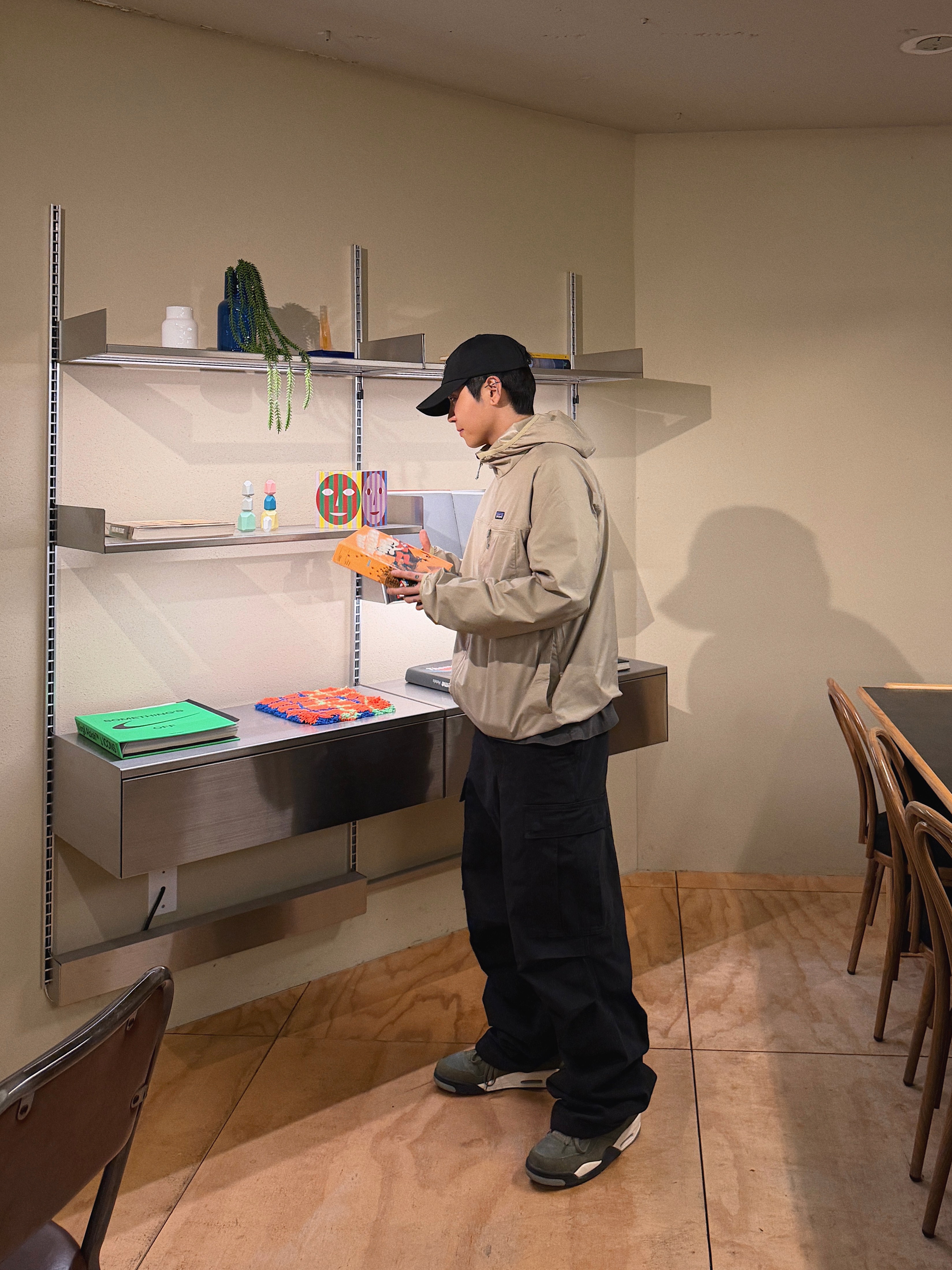 Jordan 4 x Undefeated Retro OG SP Deep Green and Clementine, Patagonia Light Variable Jacket Crisp Grey 착용 스타일 - 10