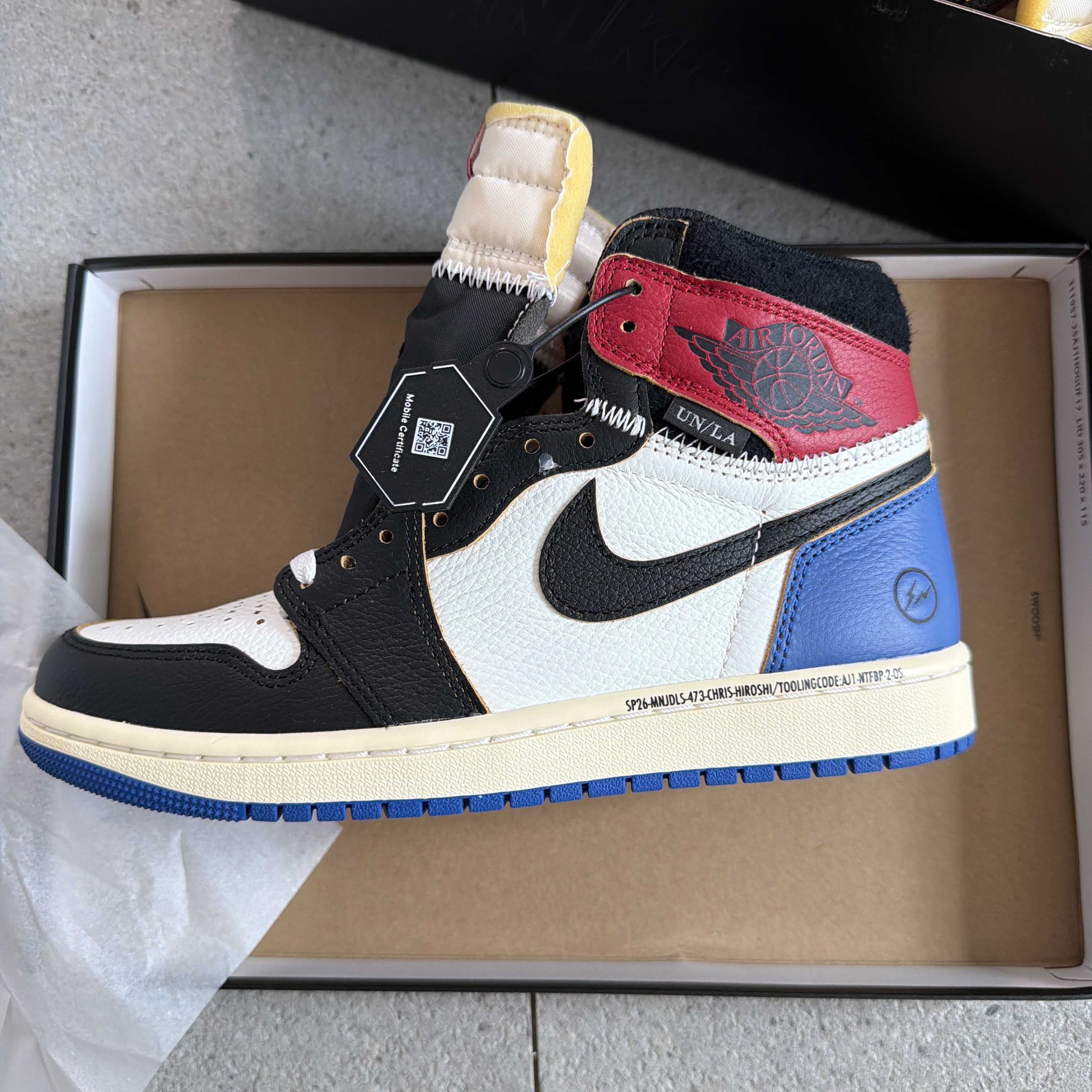 Jordan 1 x Fragment x Union LA Black and Varsity Red 착용 스타일 - 1