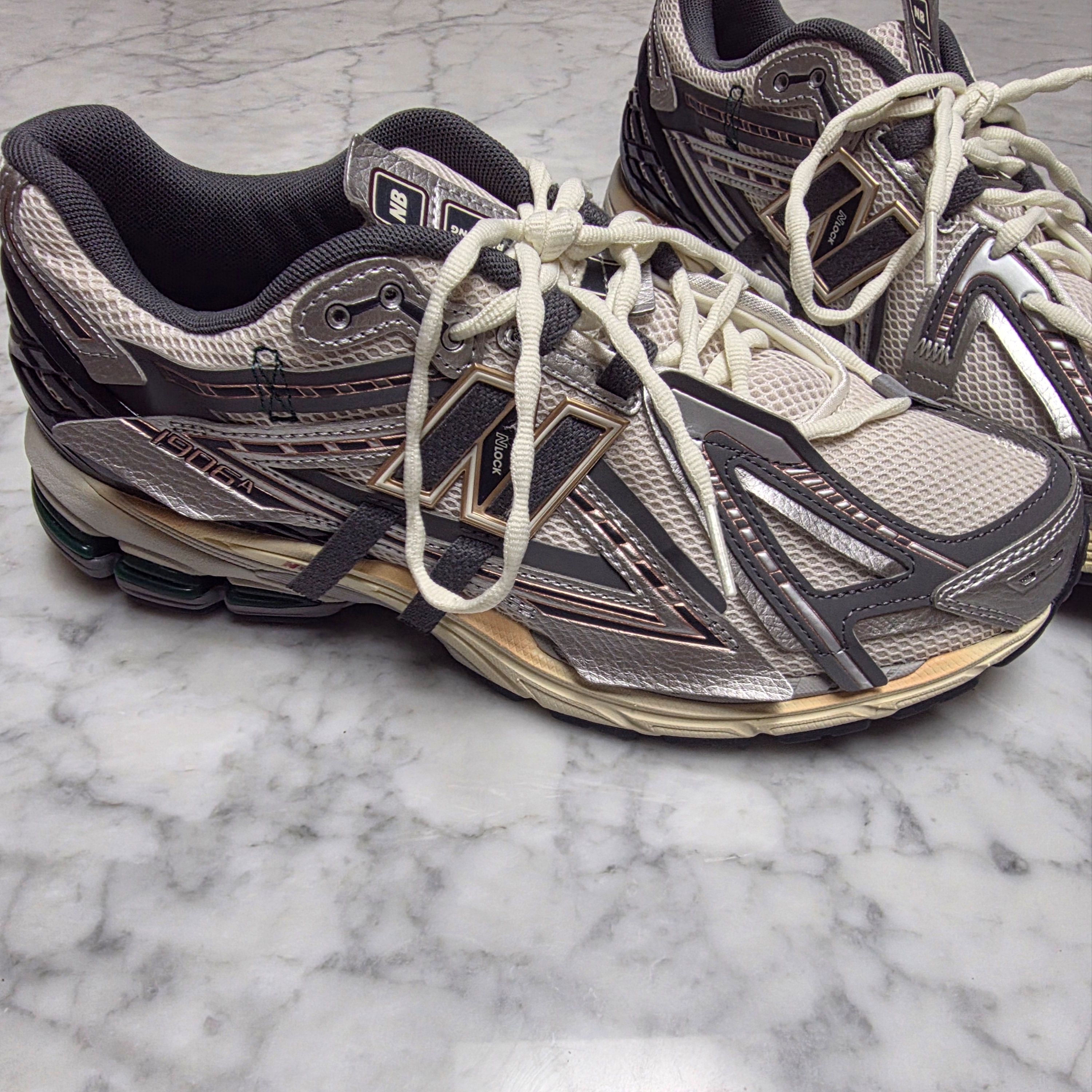 New Balance 1906A Silver Metallic Castlerock 착용 스타일 - 2