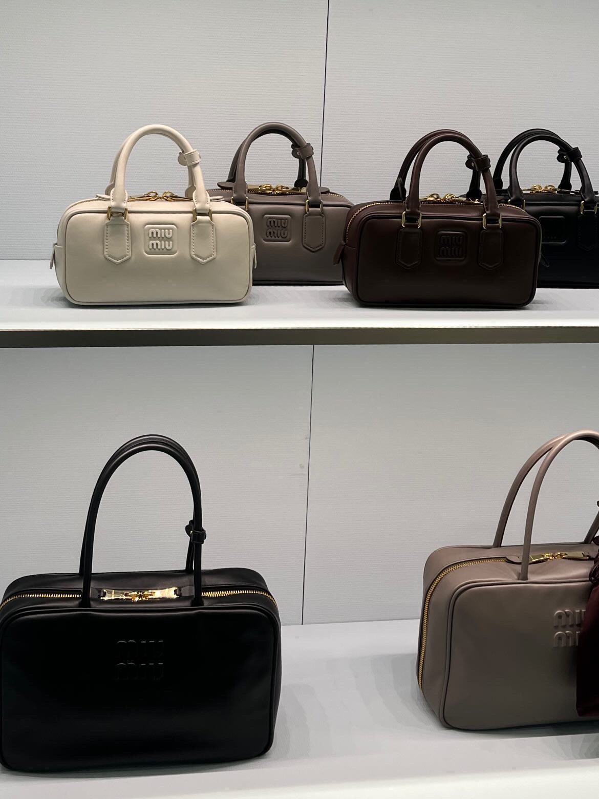 Miu Miu Leather Beau Bag Black ์ฐฉ์ฉ ์คํ์ผ - 2
