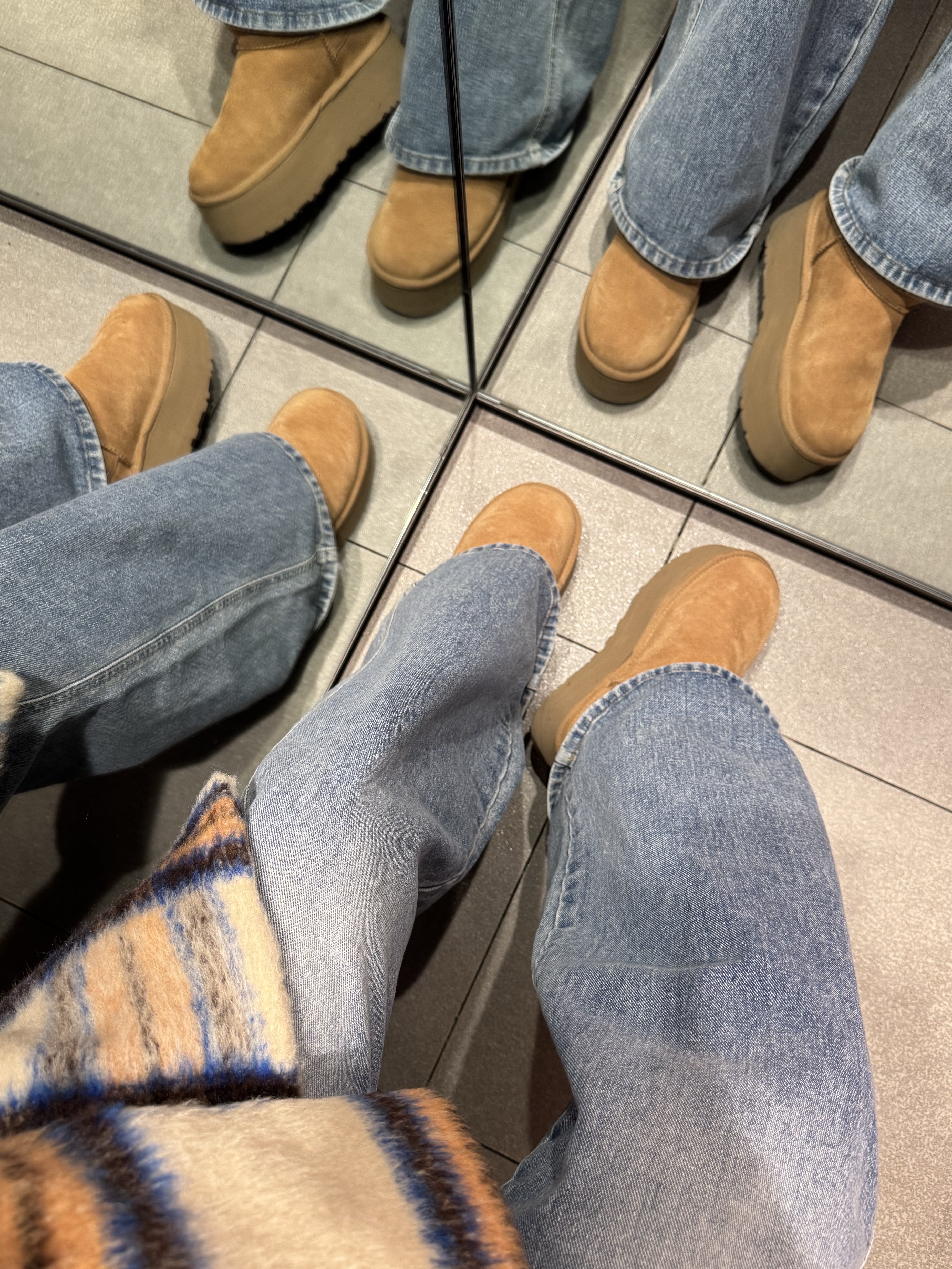 (W) UGG Classic Ultra Mini Platform Boots Chestnut 착용 스타일 - 3