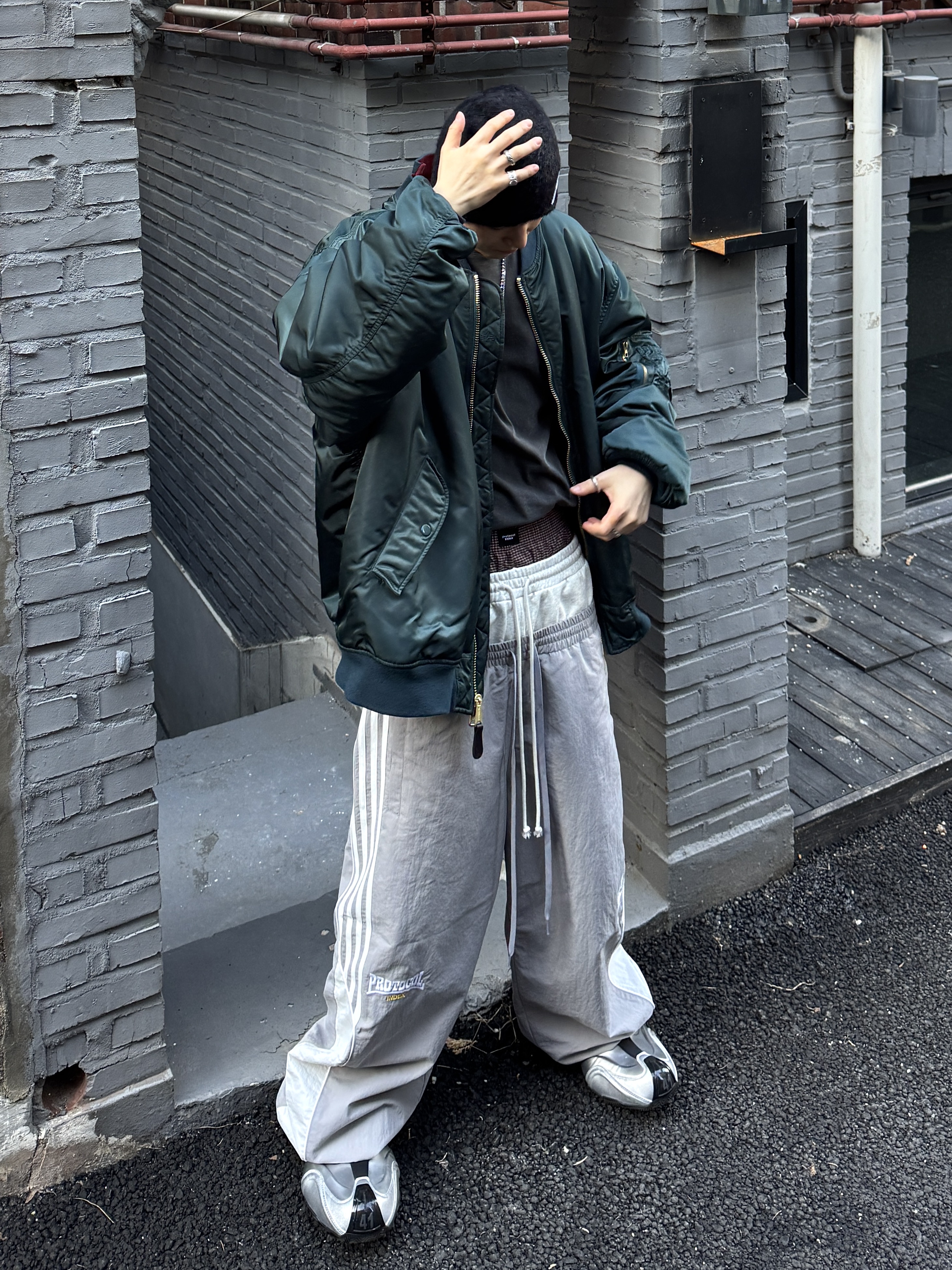 Protocol Index 3 Layered Track Pants Grey, Balenciaga Basketball Sneakers Silver Black 착용 스타일 - 1