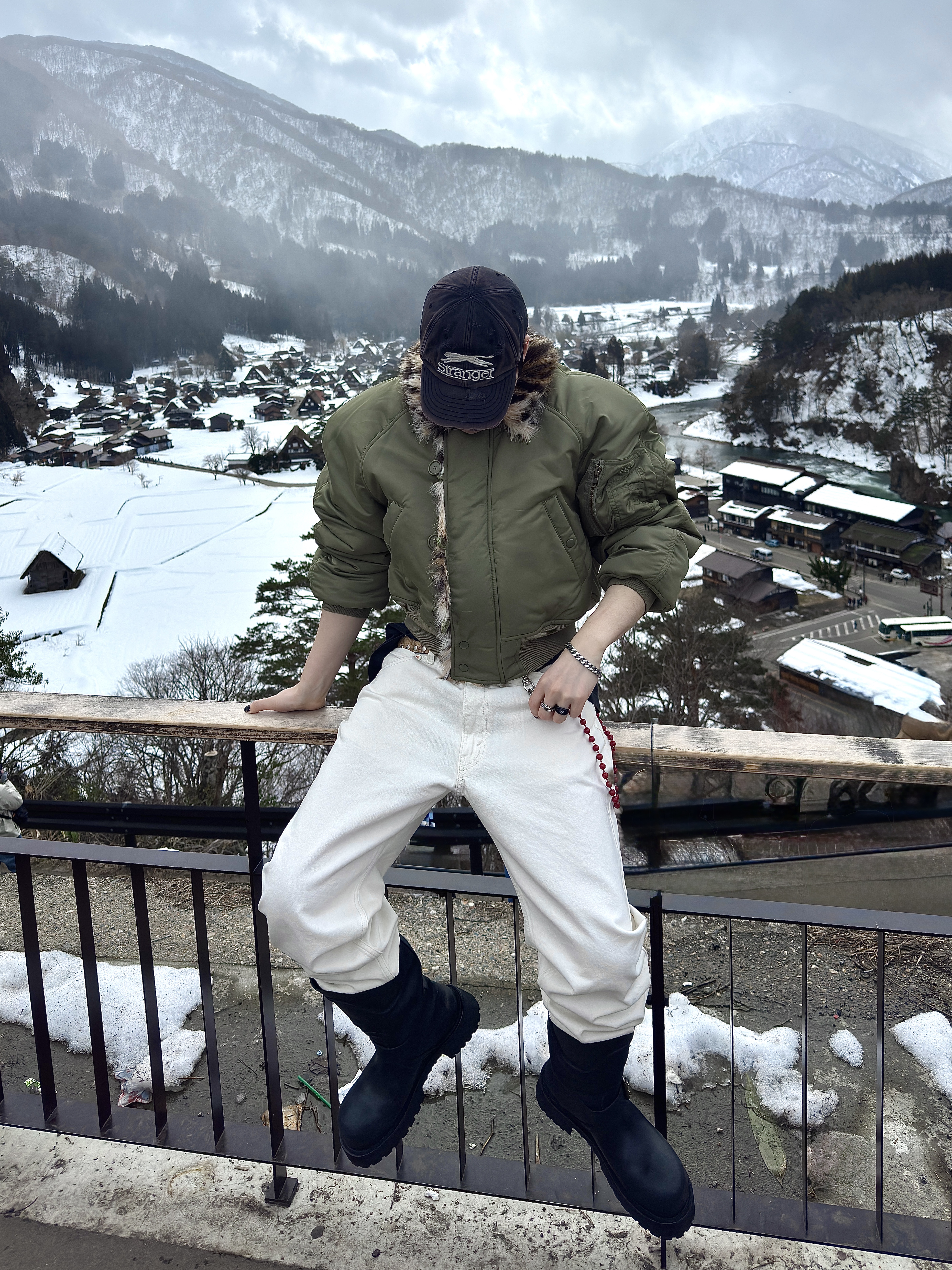 Protocol Index Exaggerated Shoulder Fur N2B Jacket Khaki, Balenciaga Venom Boot Black 착용 스타일 - 1