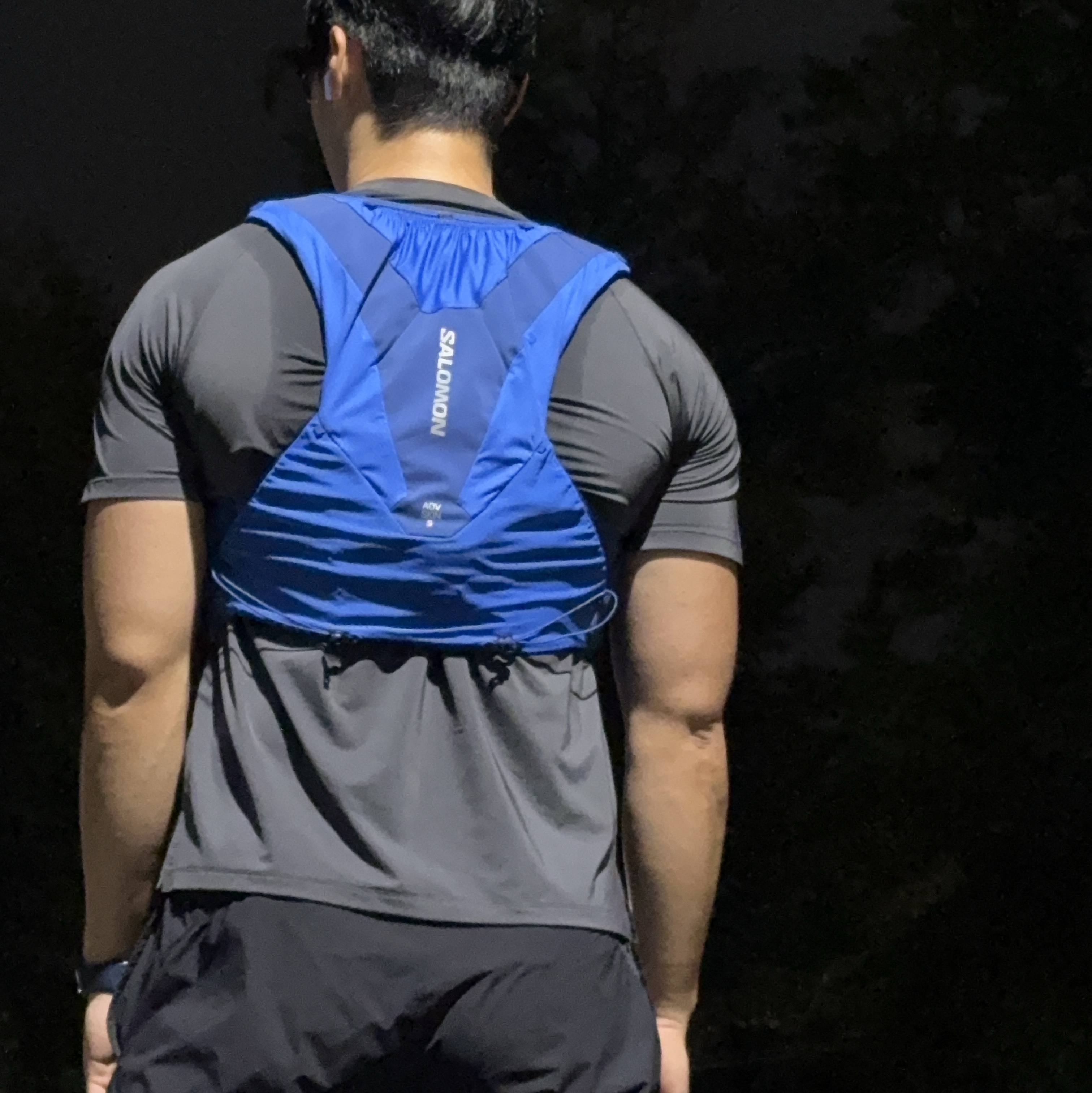 Salomon Active Skin 8 Set Surf The Web, BORN TO WIN BRN Square Quick Dry T-Shirts Charcoal 착용 스타일 - 4