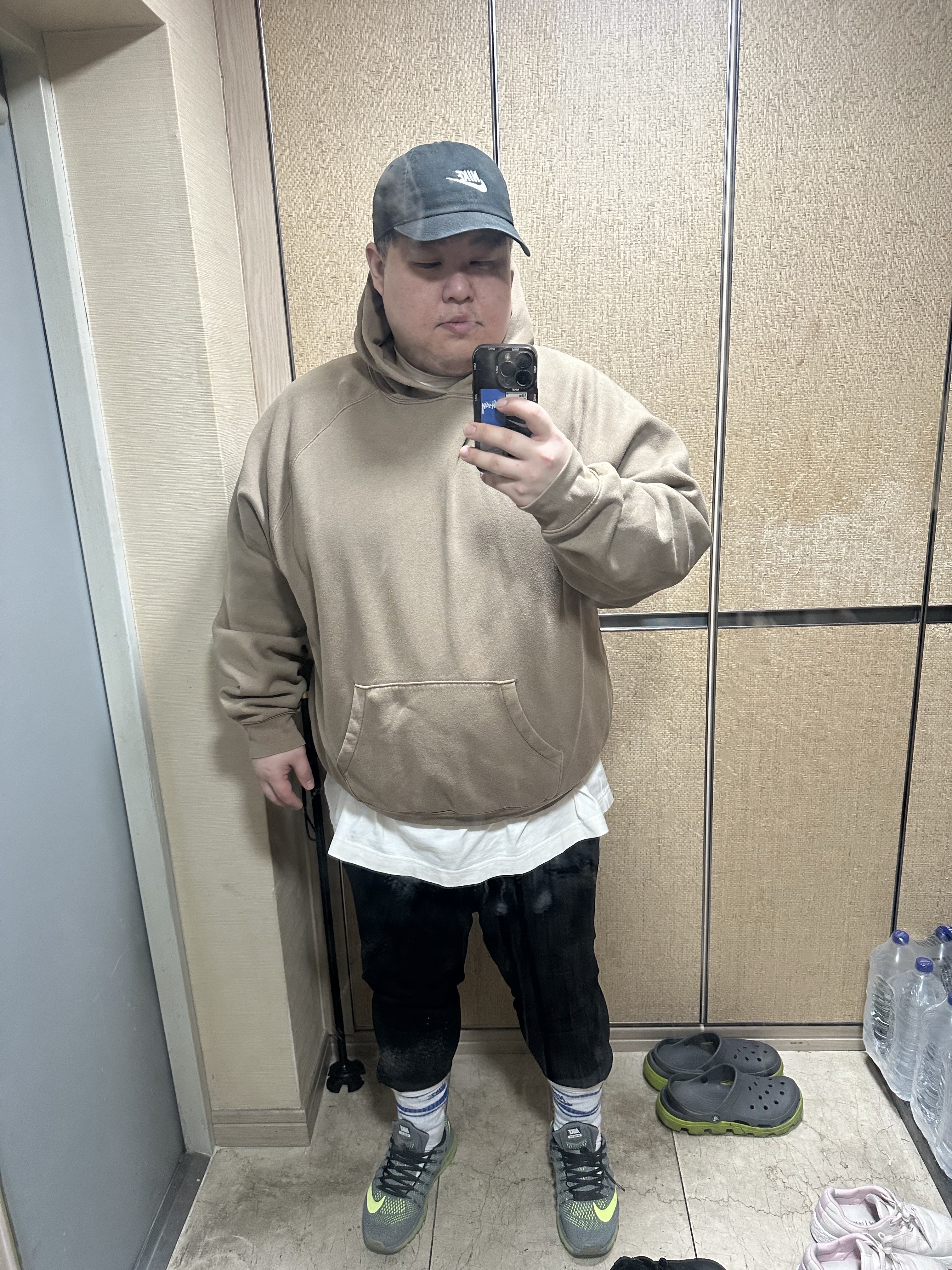Nike Heritage 86 Futura Washed Cap Black White, Yeezy Gap Engineered By Balenciaga Dove Long Sleeve T-Shirt White 착용 스타일