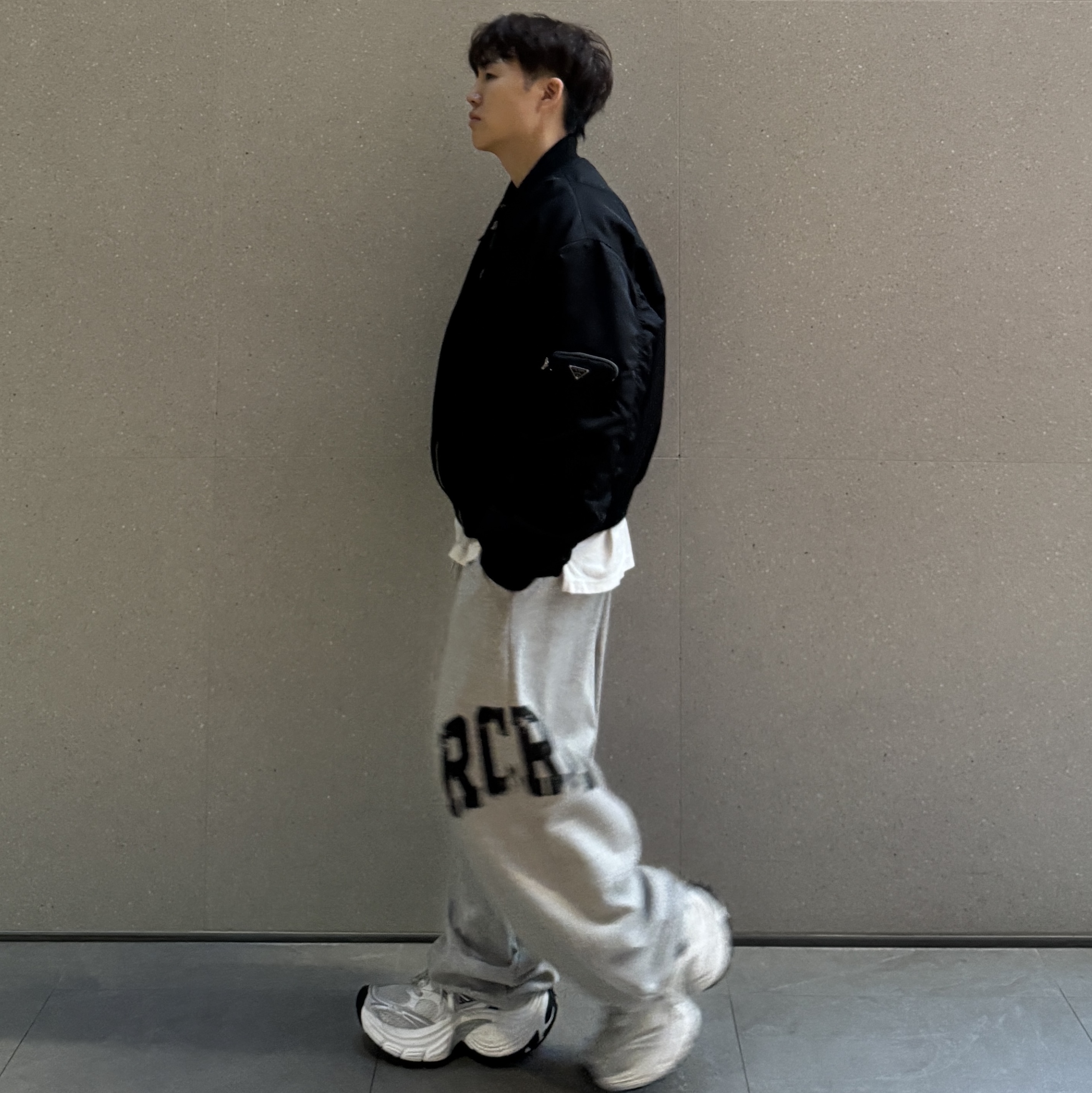 SLOW RECORD HOUSE RCRD Balloonfit Sweat Pants Grey, Balenciaga 10XL Sneakers White Grey Silver Black 착용 스타일 - 3