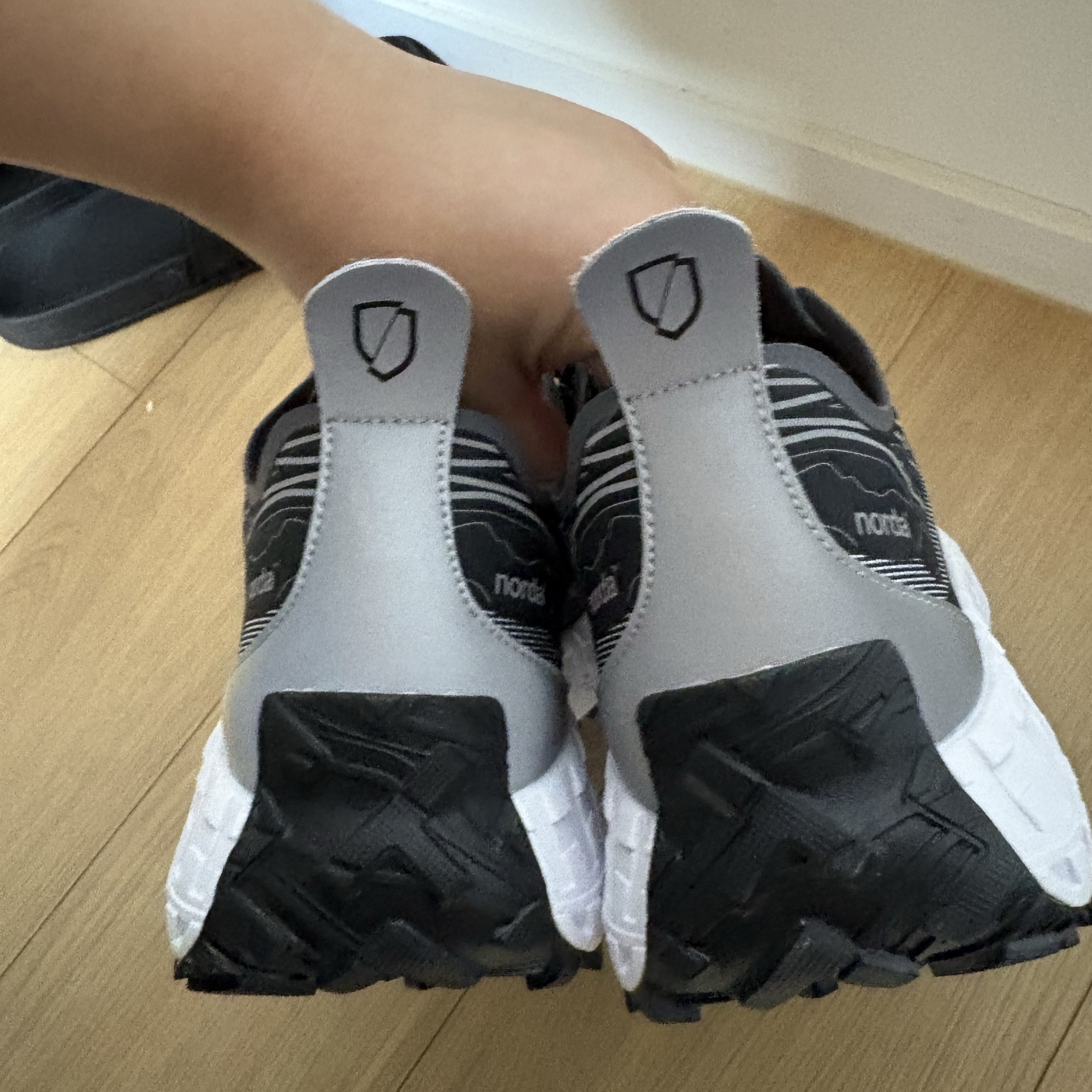Saucony Hurricane 25 Wide Black White, (W) Norda 001 Black 착용 스타일 - 3
