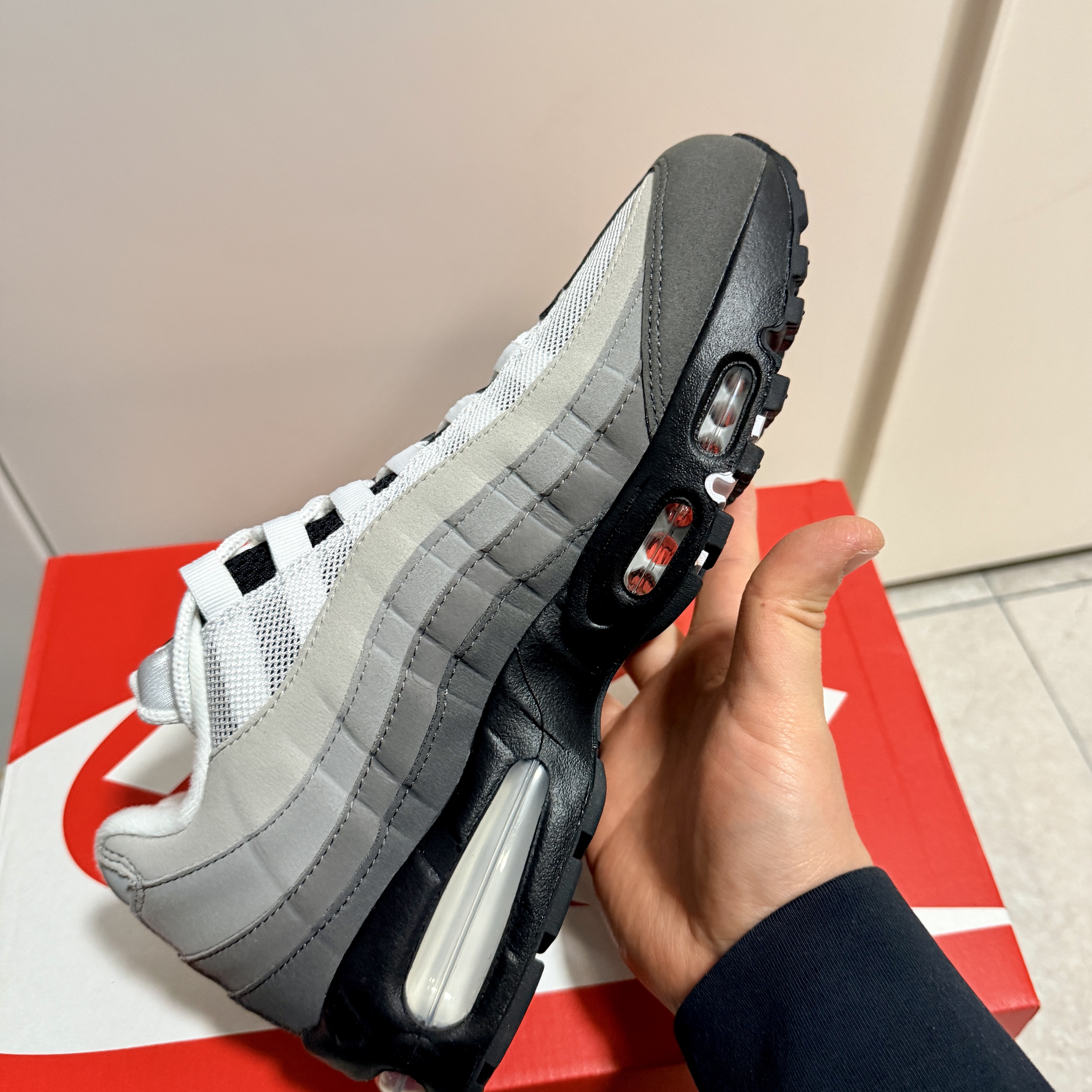 Nike Air Max 95 OG Black White, Nike Air Max 95 OG Neon 착용 스타일 - 3