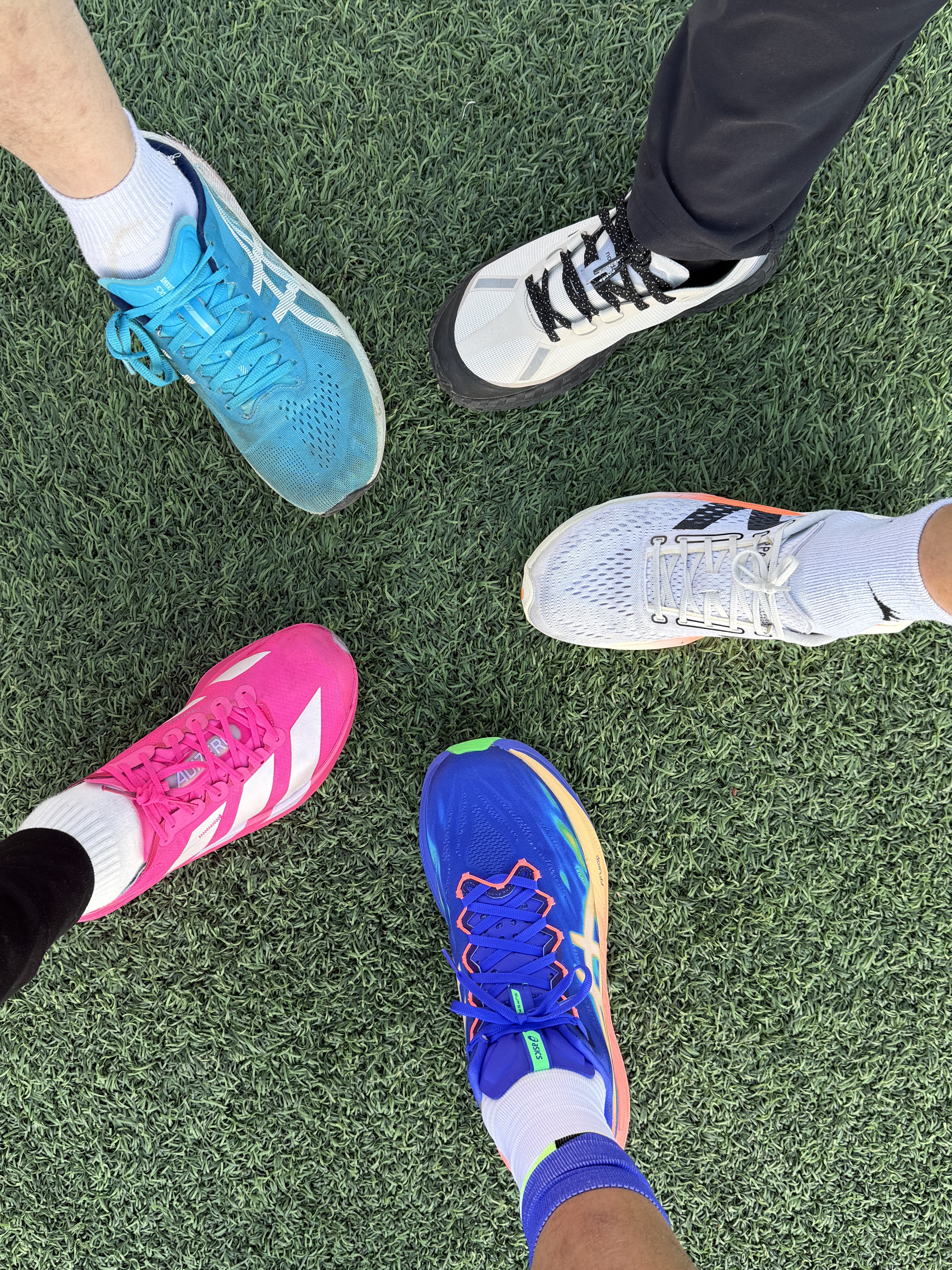 Asics Superblast 3 Cobalt Burst Light Orange, Adidas Adizero Adios Pro 4 Shock Pink Zero Metalic 착용 스타일 - 1