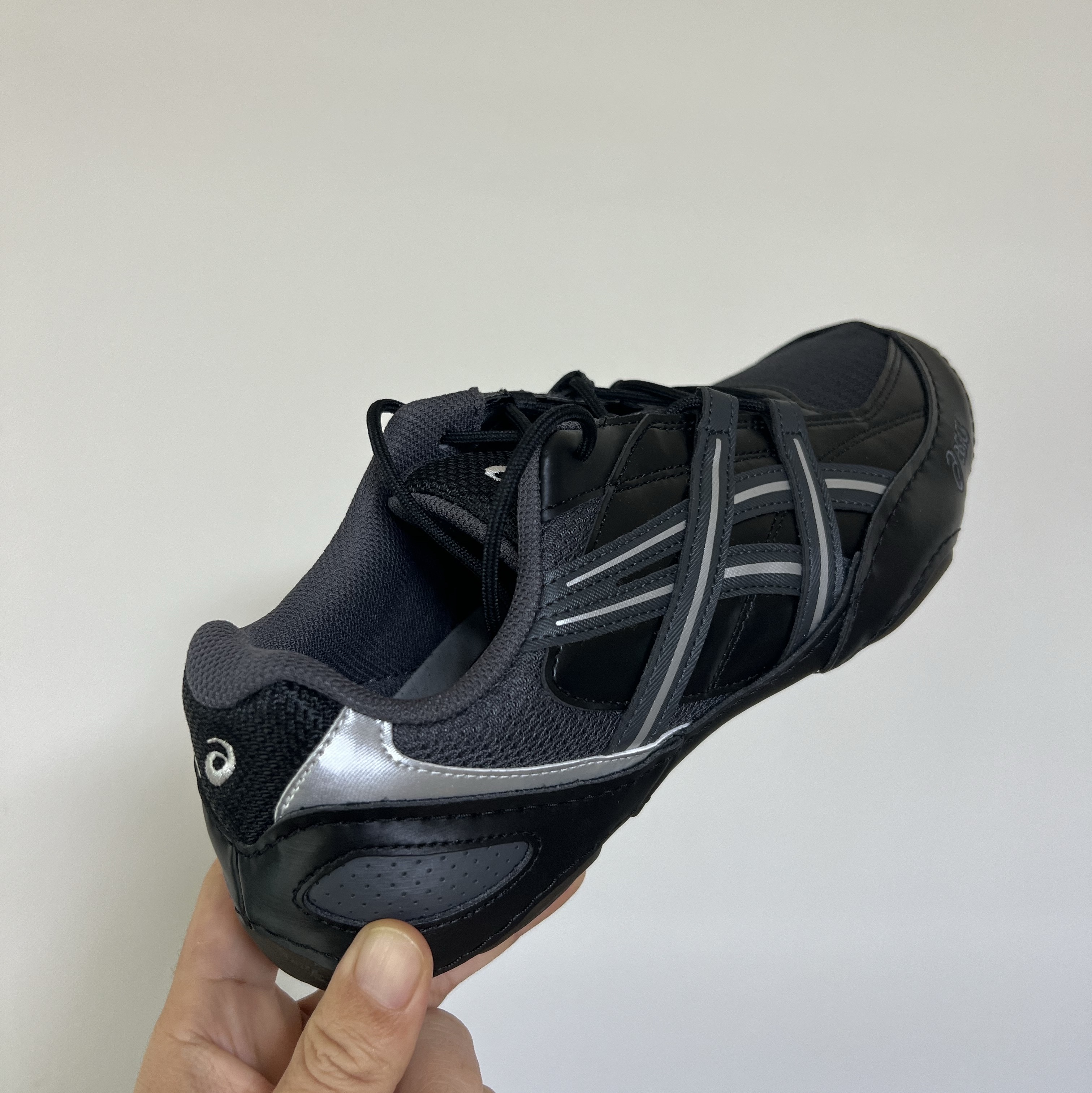 Asics Hypersync Graphite Grey Black 착용 스타일 - 2