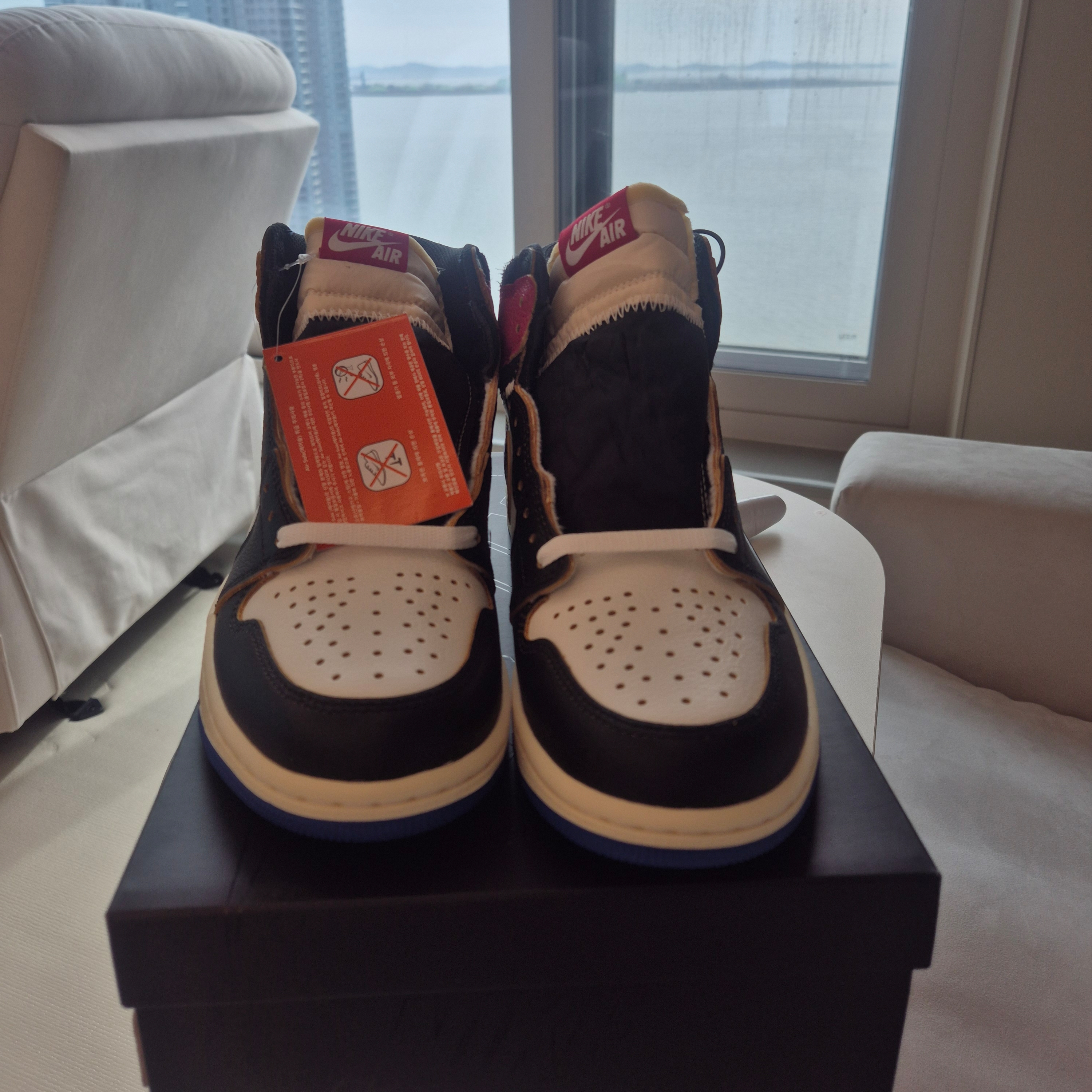 Jordan 1 x Fragment x Union LA Black and Varsity Red 착용 스타일 - 2