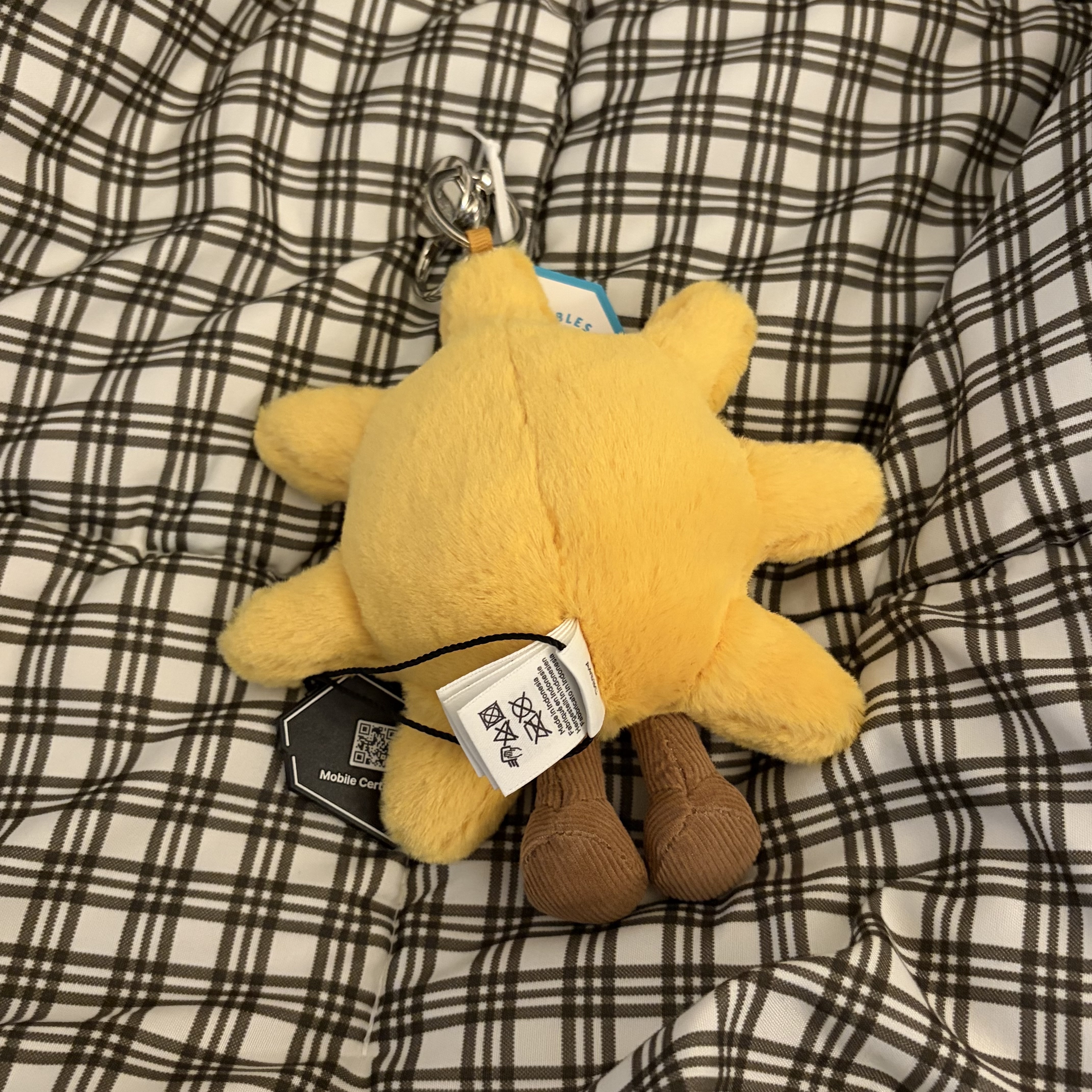 Jellycat Amuseables Sun Bag Charm Buttery Gold 착용 스타일 - 2