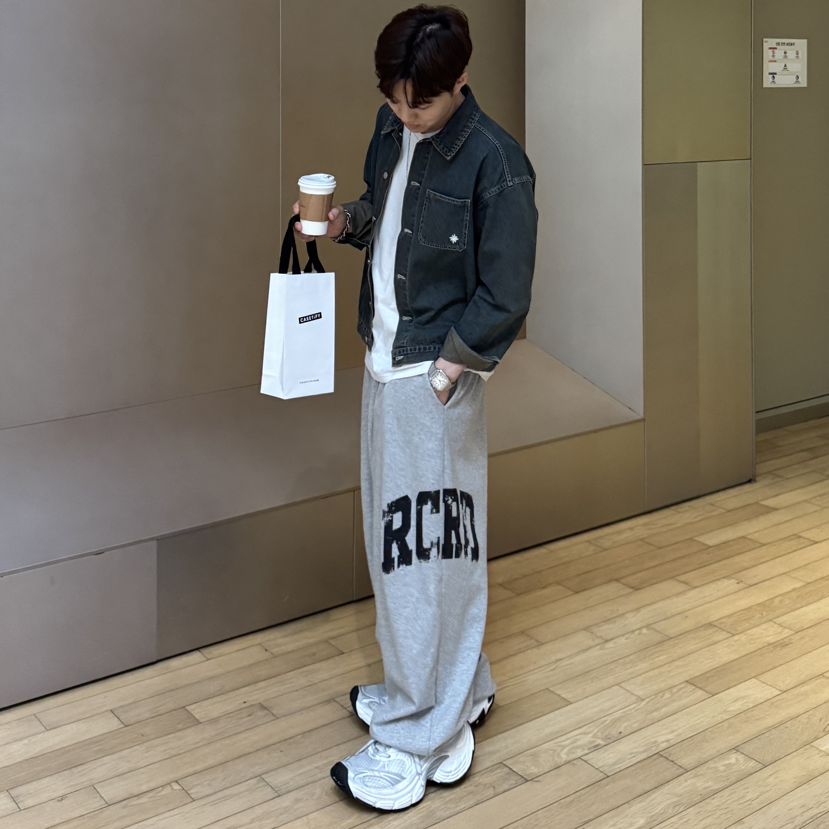 SLOW RECORD HOUSE RCRD Balloonfit Sweat Pants Grey, Balenciaga 10XL Sneakers White Grey Silver Black 착용 스타일 - 3