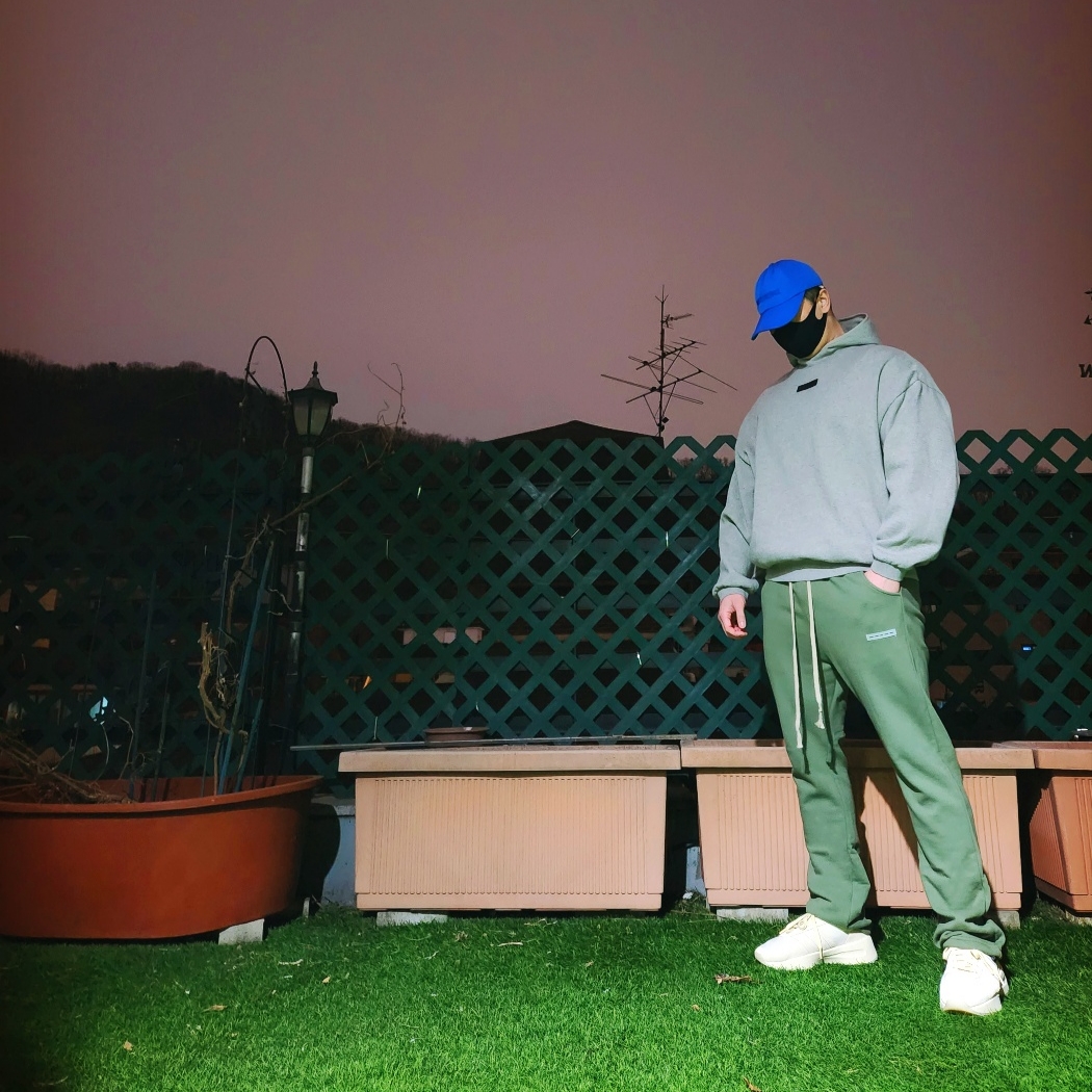 Essentials Pullover Hoodie Dark Heather Oatmeal - 24SS, Adidas x Fear of God Athletics Los Angeles Pale Yellow 착용 스타일 - 1