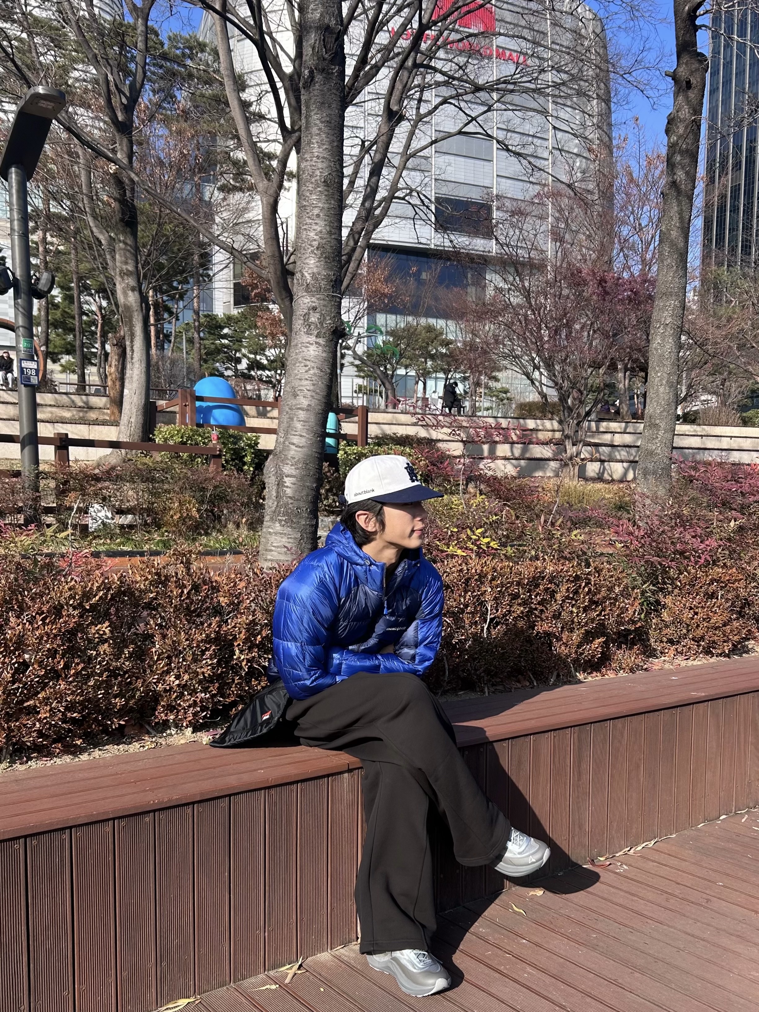[KREAM 단독] About:Blank Monogram Contrast Cap Ecru Navy - 26SS 착용 스타일 - 2