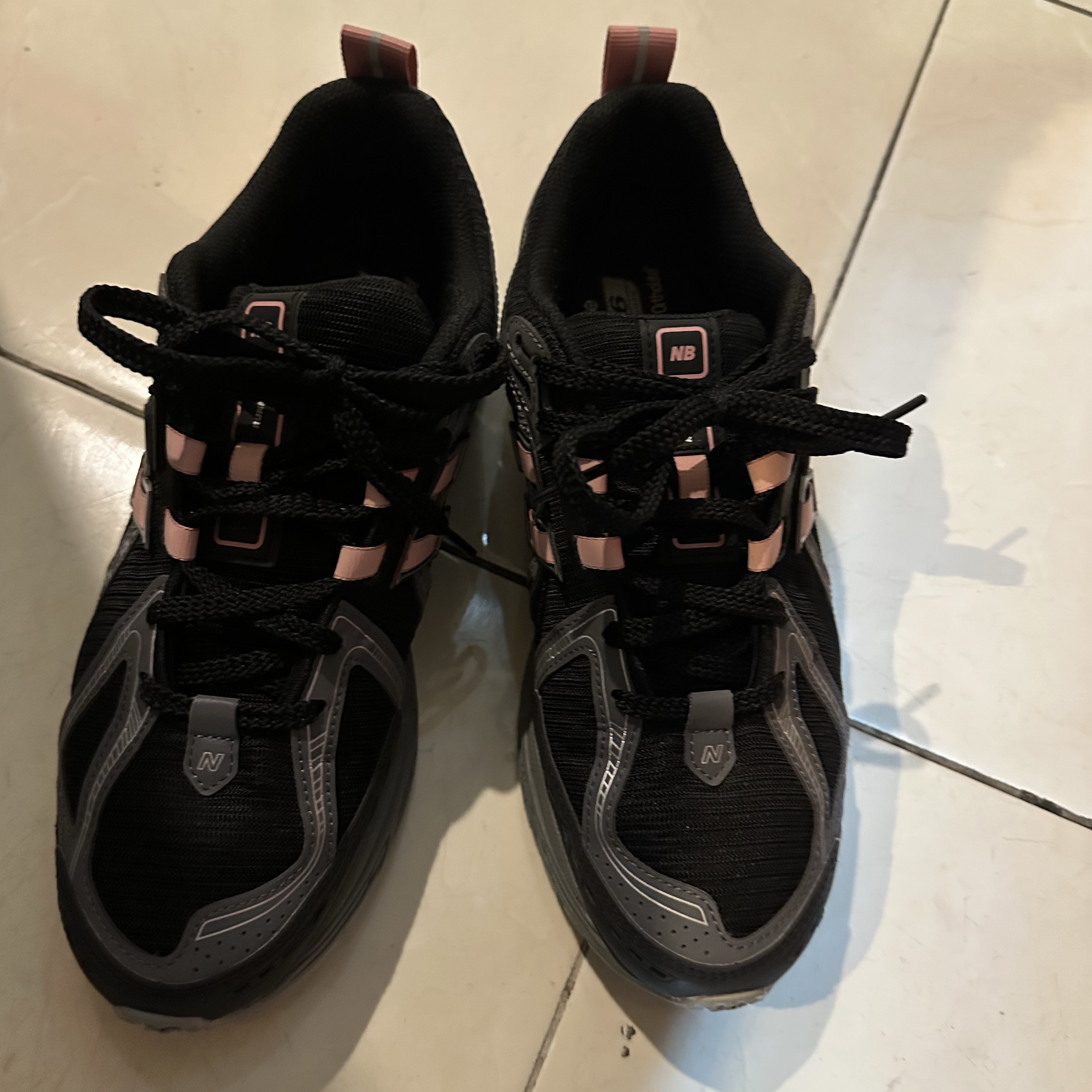 New Balance 1906R Black Pink Moon 착용 스타일 - 2