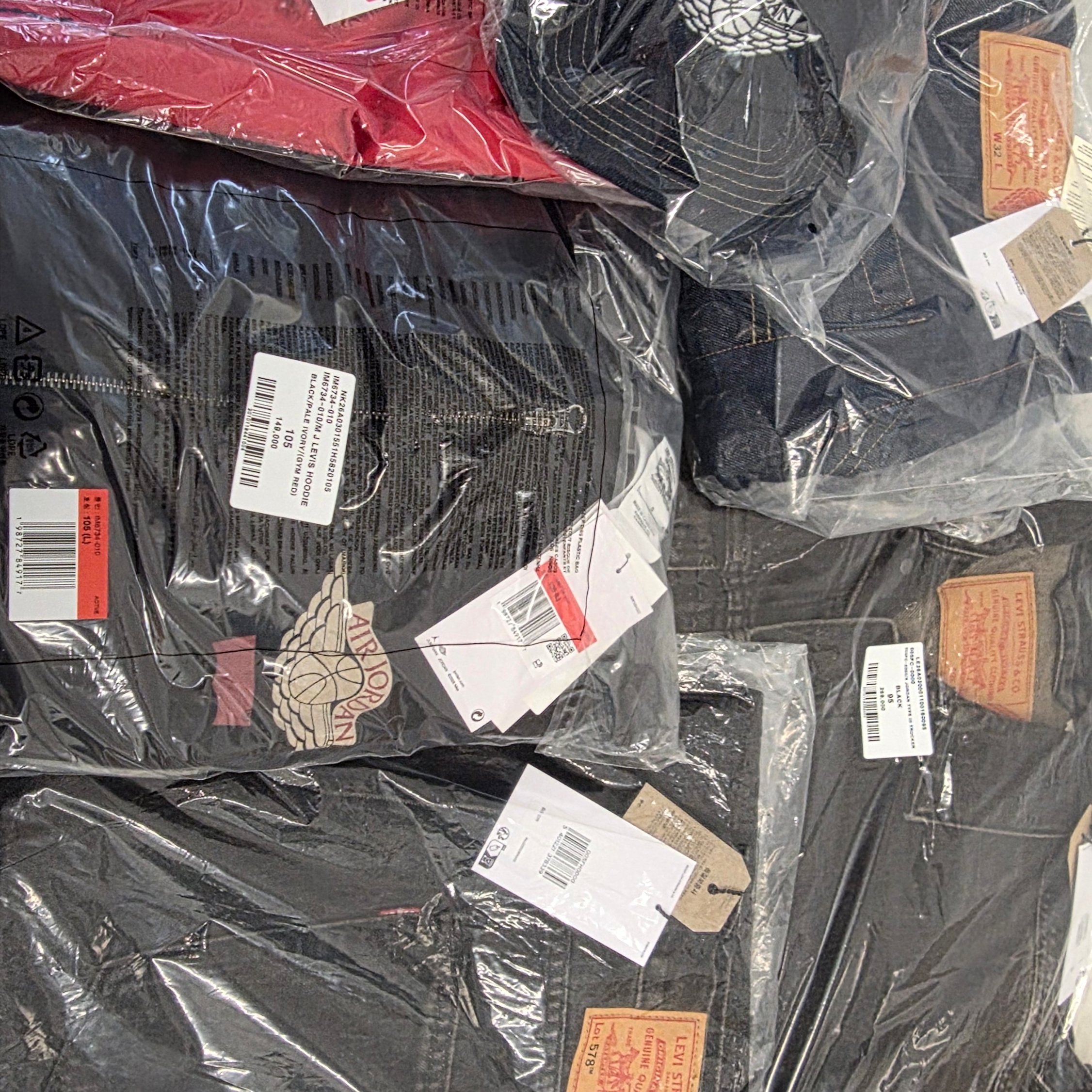 Jordan x Levi's Red Jersey Gym Red (IM6732-657), Jordan x Levi's Full Zip Hoodie Black (IM6734-010) 착용 스타일