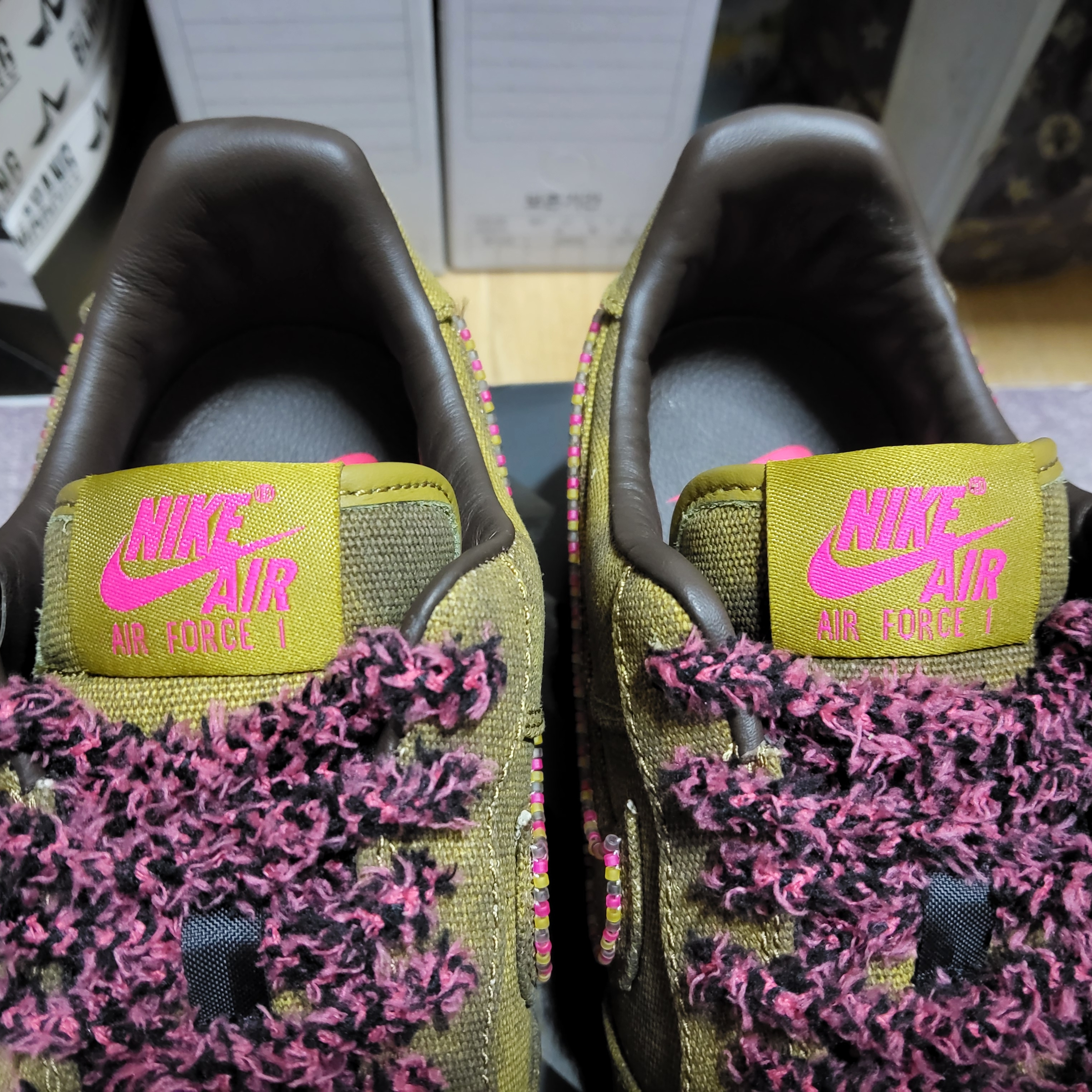 Nike Air Force 1 '07 Low Boucle Baroque Brown and Desert Moss 착용 스타일 - 3