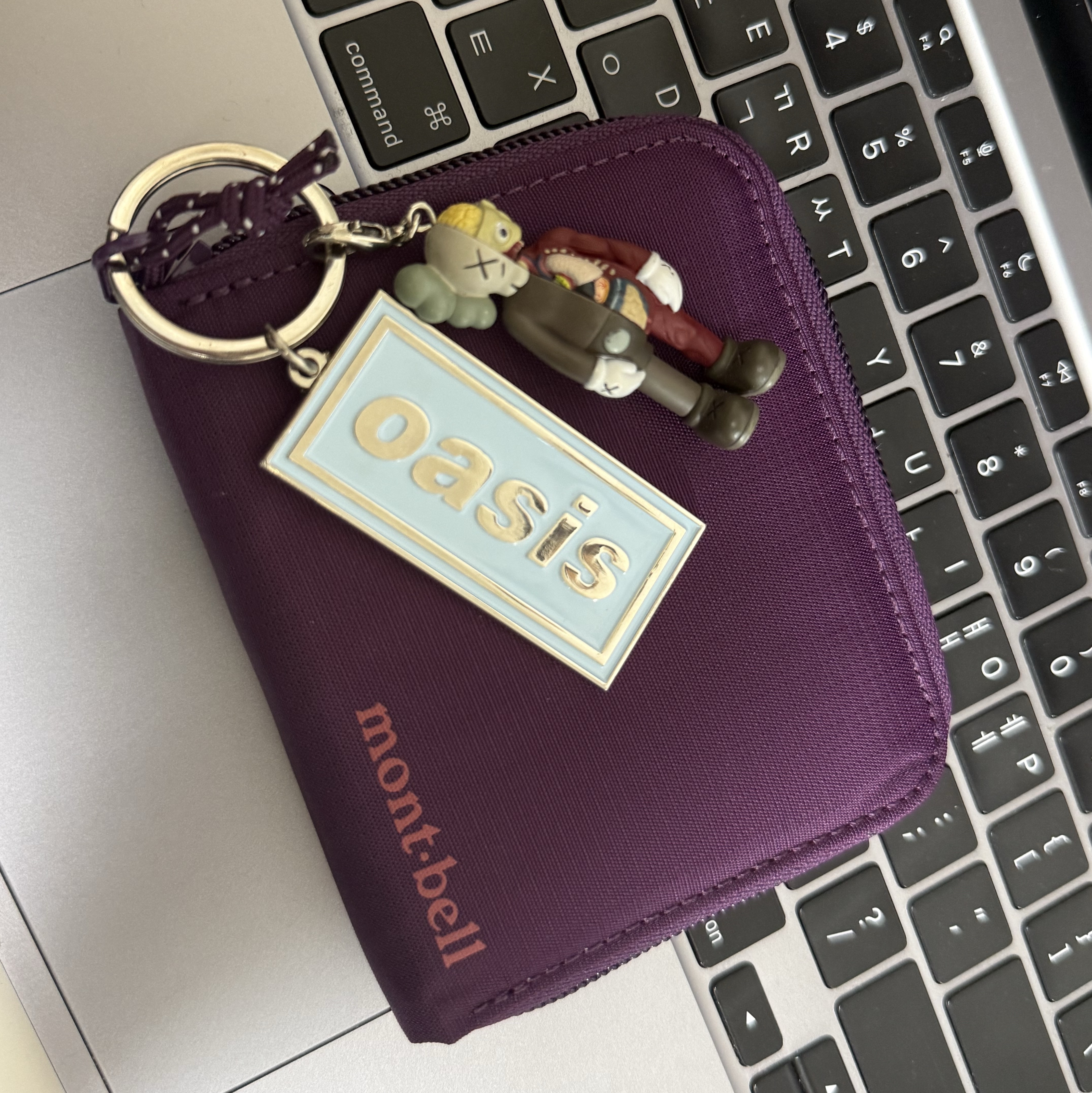 Montbell Zip Wallet Purple 착용 스타일