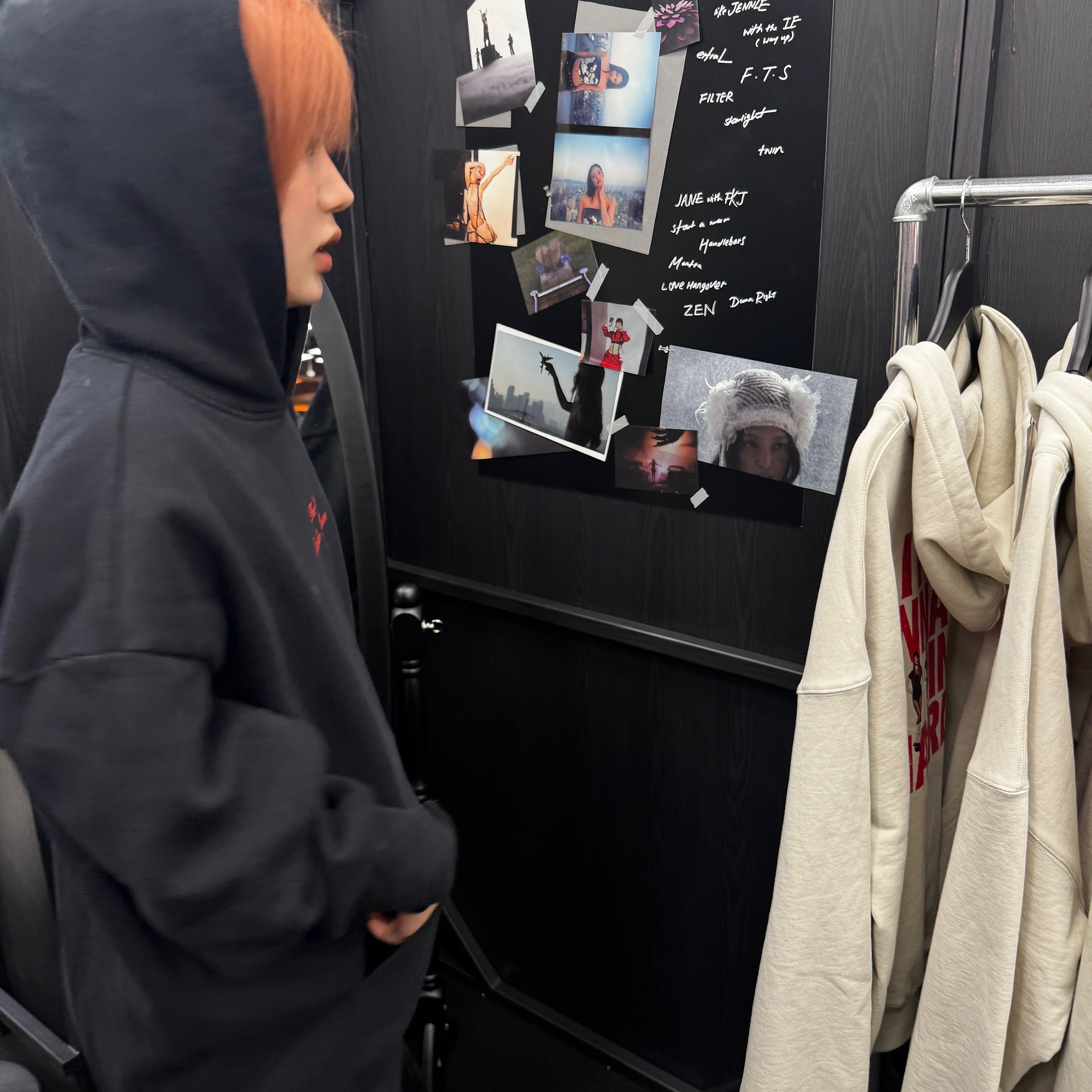 Jennie Ruby Album Hoodie Black, Jennie 1st Album Ruby LP Opaque Red 착용 스타일 - 3