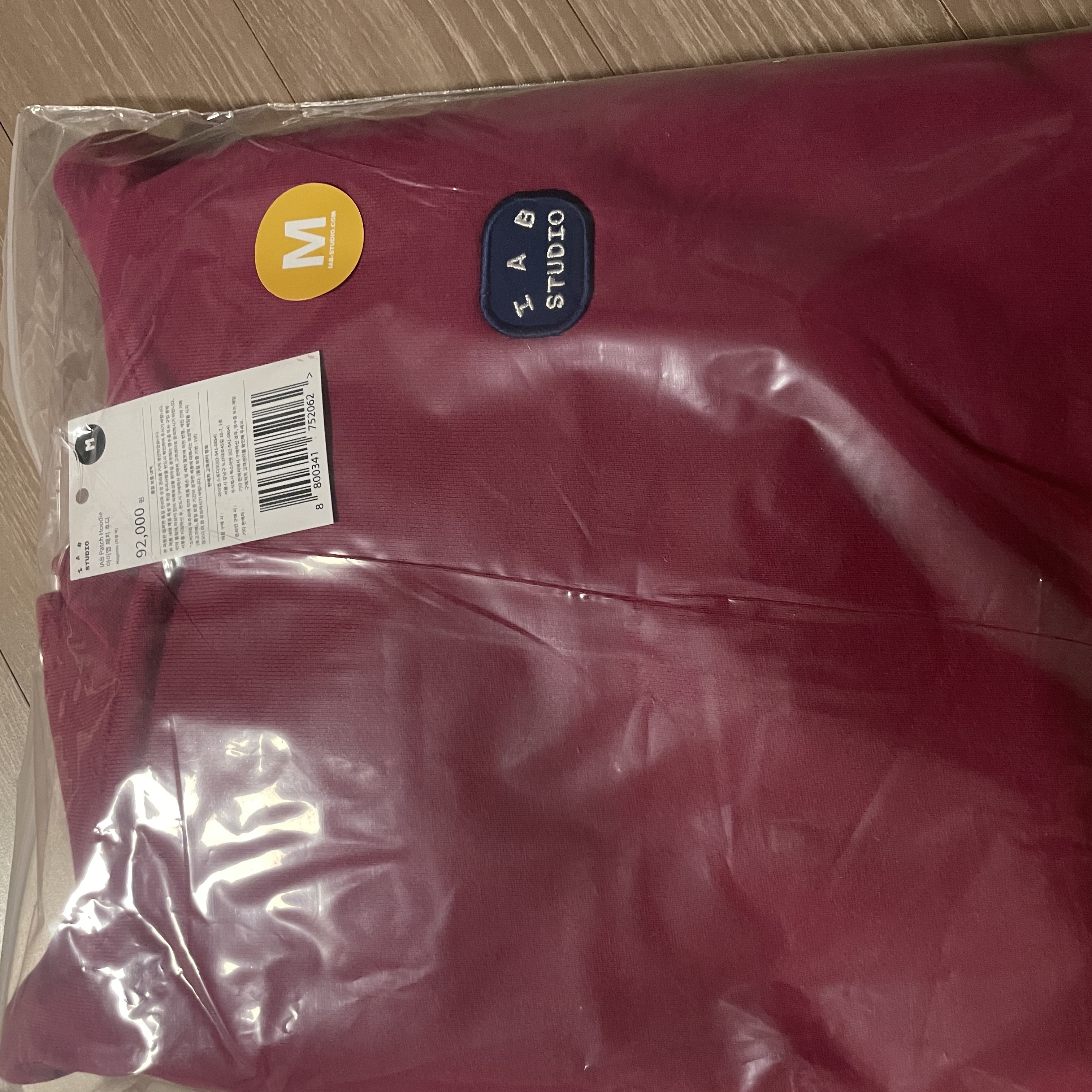 IAB Studio IAB Patch Hoodie Magenta 착용 스타일
