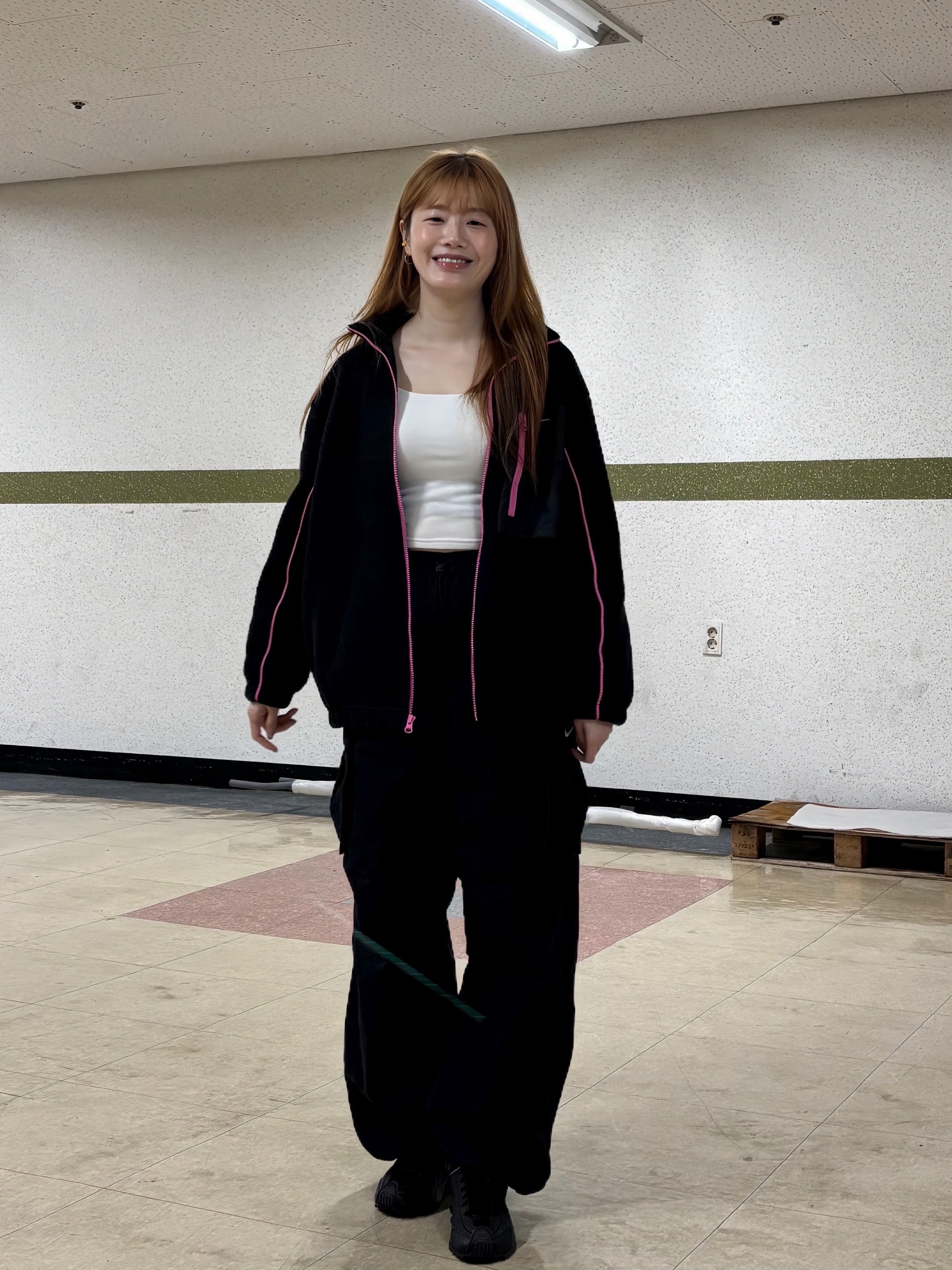 (W) Nike Shox R4 Black, (W) Nike NSW Full Zip High-Pile Fleece Jacket Black Playful Pink - Asia 착용 스타일 - 1