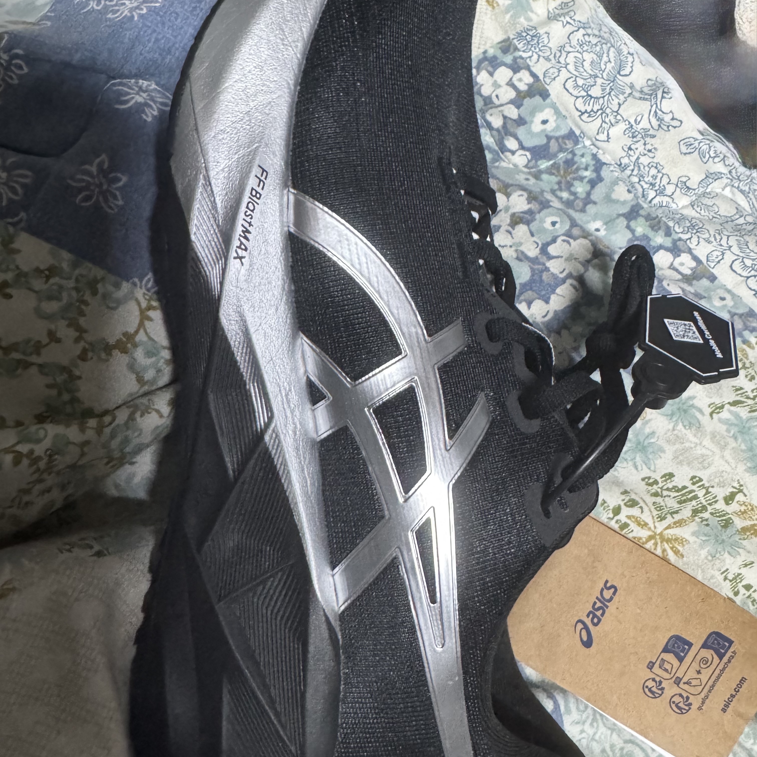 Asics Novablast 5 Platinum Black, Asics Novablast 5 Black Carrier Grey 착용 스타일