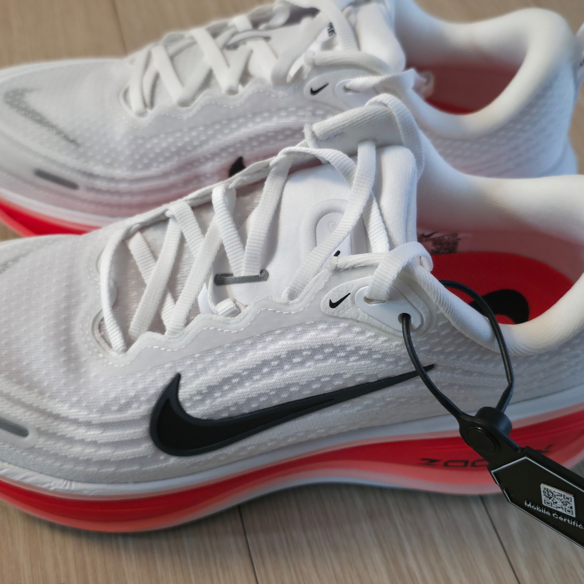 Nike Zoom Vomero Plus White Bright Crimson 착용 스타일 - 2