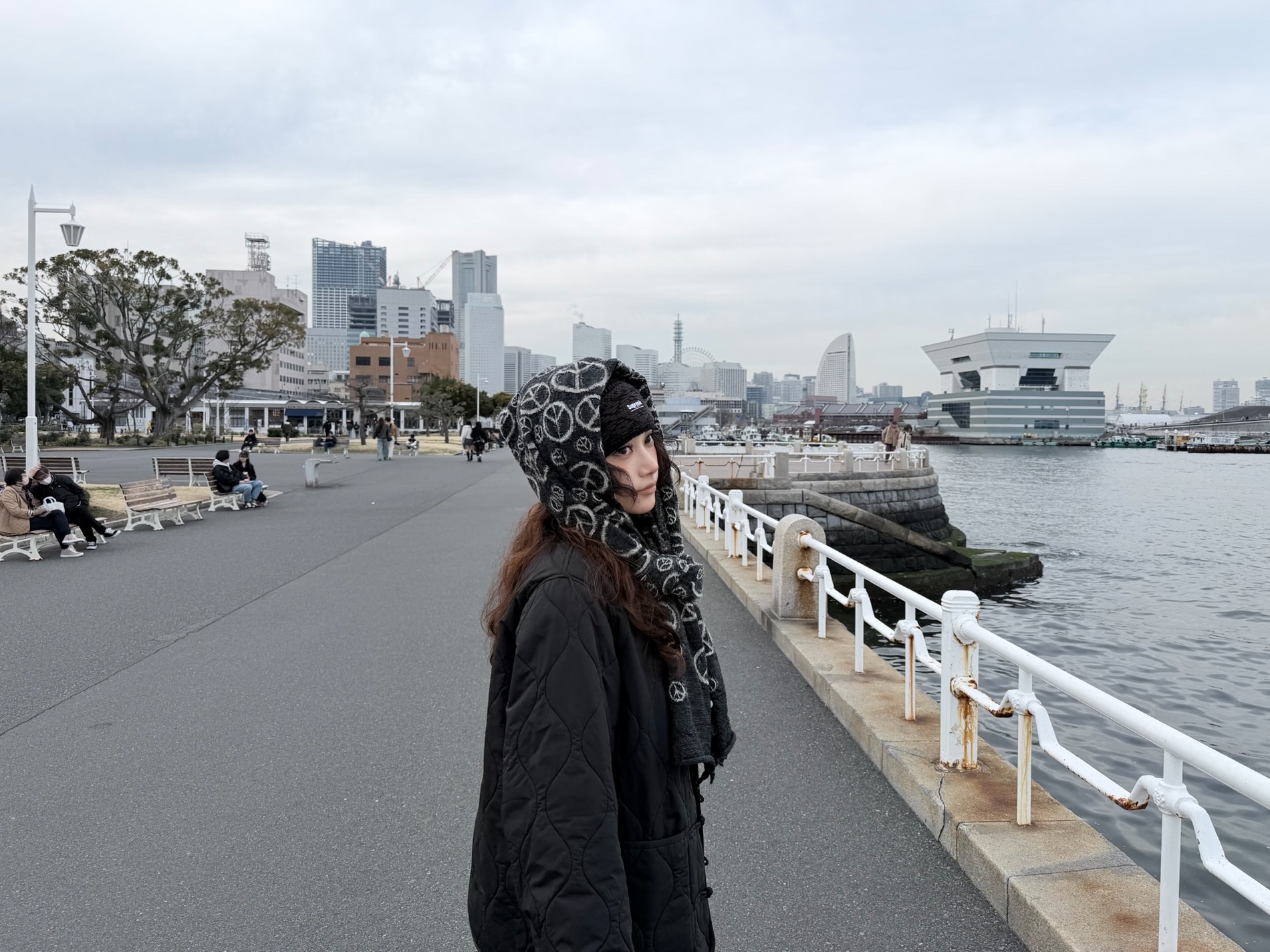 Kapital Felted Wool Peace Mark Happy Scarf Black 착용 스타일 - 1