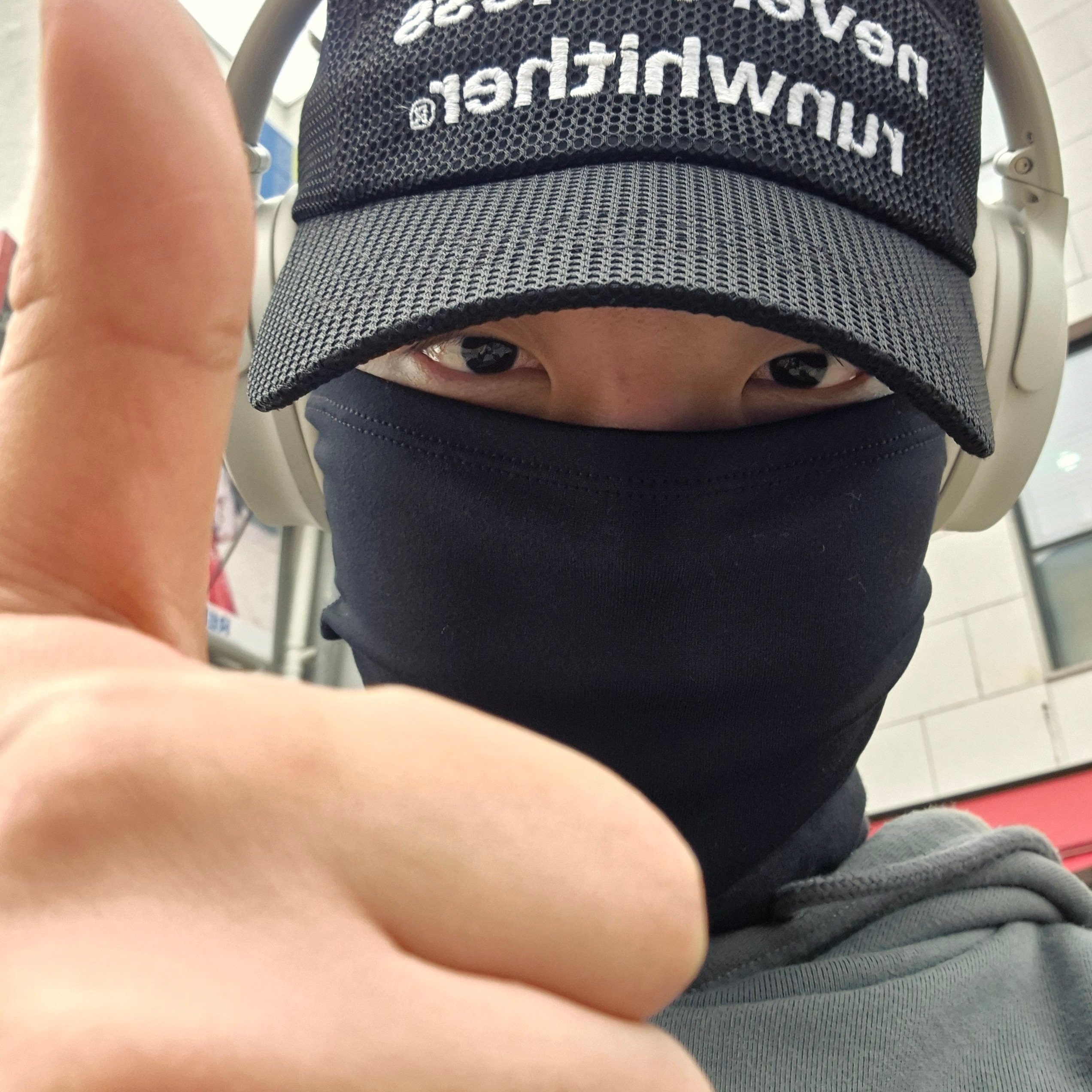 [KREAM 단독] runwhither Mesh Cap Black, Sony WH-1000XM4 Platinum Silver (Korean Ver.) 착용 스타일 - 2