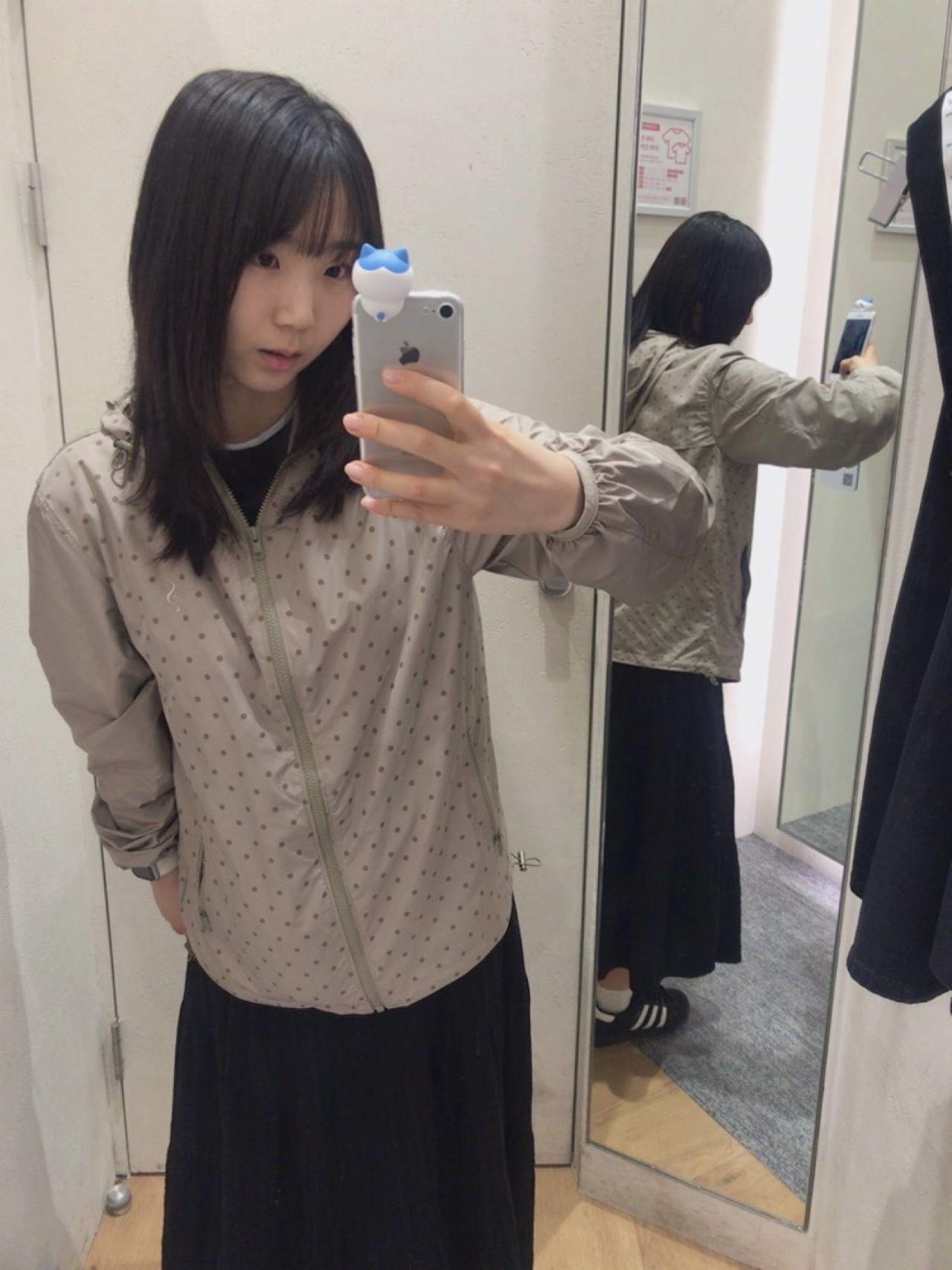 [KREAM 단독] Safarispot S Clef Dot Windbreaker Beige 착용 스타일 - 2