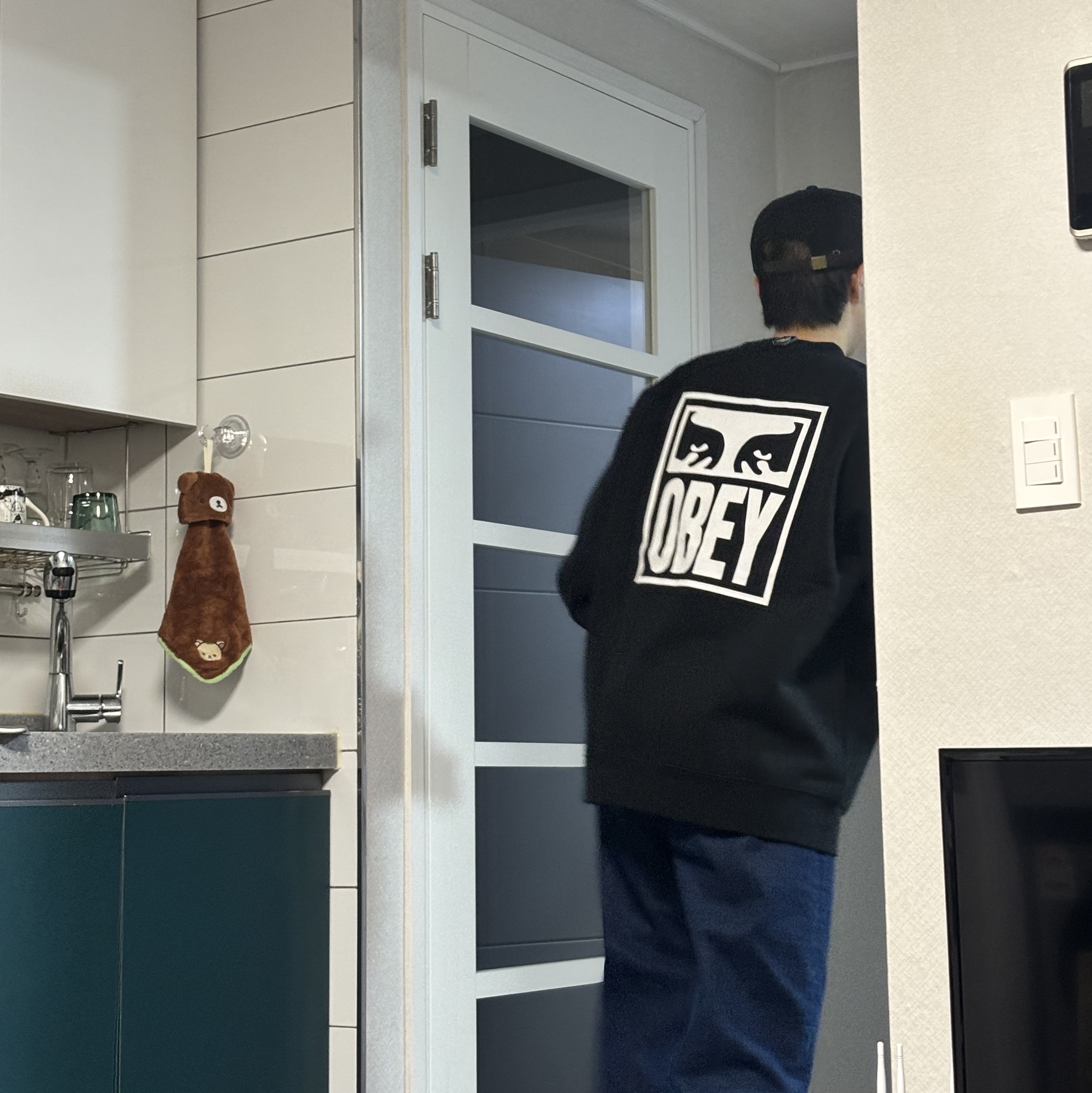 Obey Eyes Icon Crewneck Black 착용 스타일