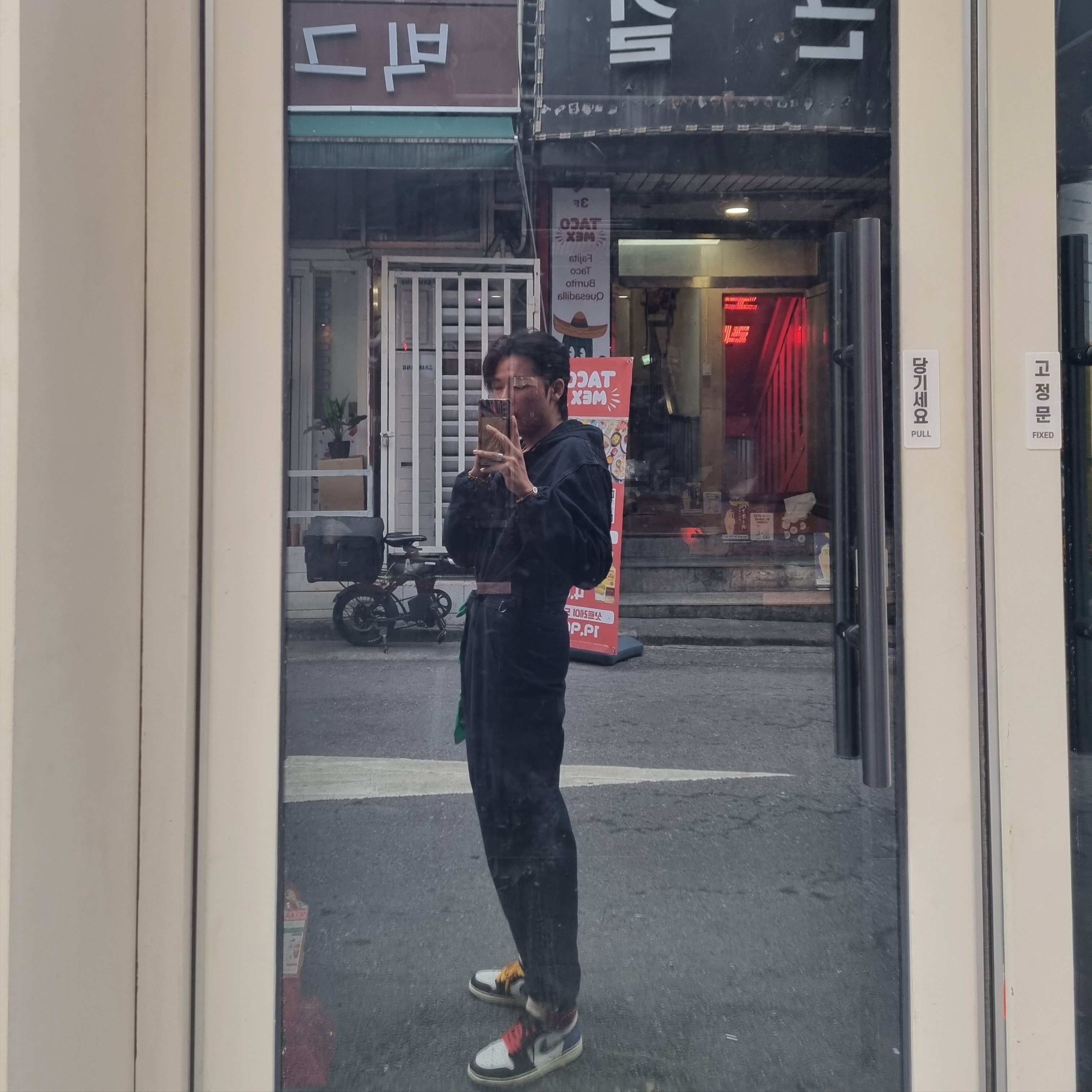 Jordan 1 x Fragment x Union LA Black and Varsity Red 착용 스타일
