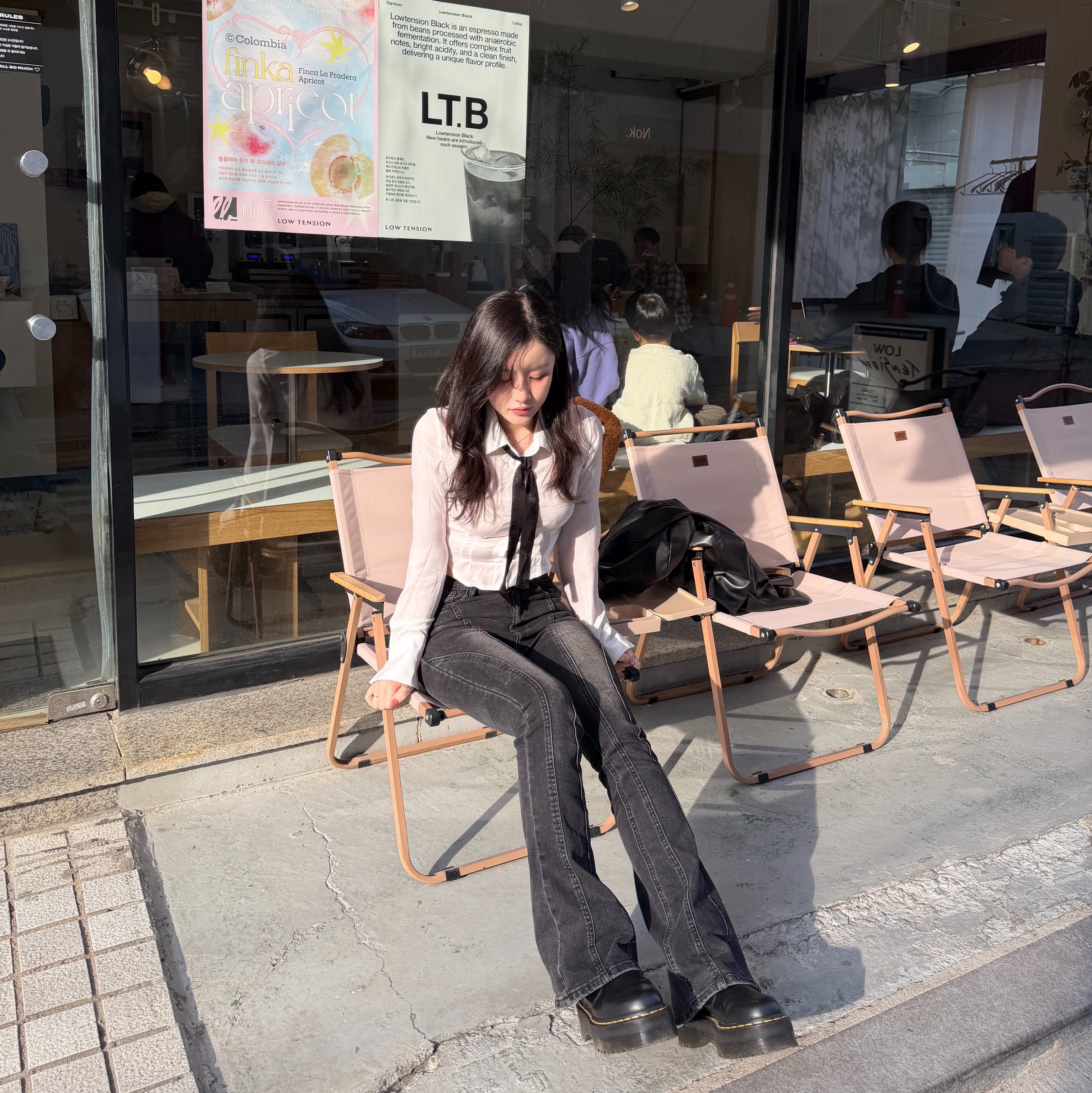 Dr. Martens Women 2976 Smooth Leather Platform Chelsea Boots Black, Gucci Double G Mother of Pearl Ring Silver 착용 스타일 - 1