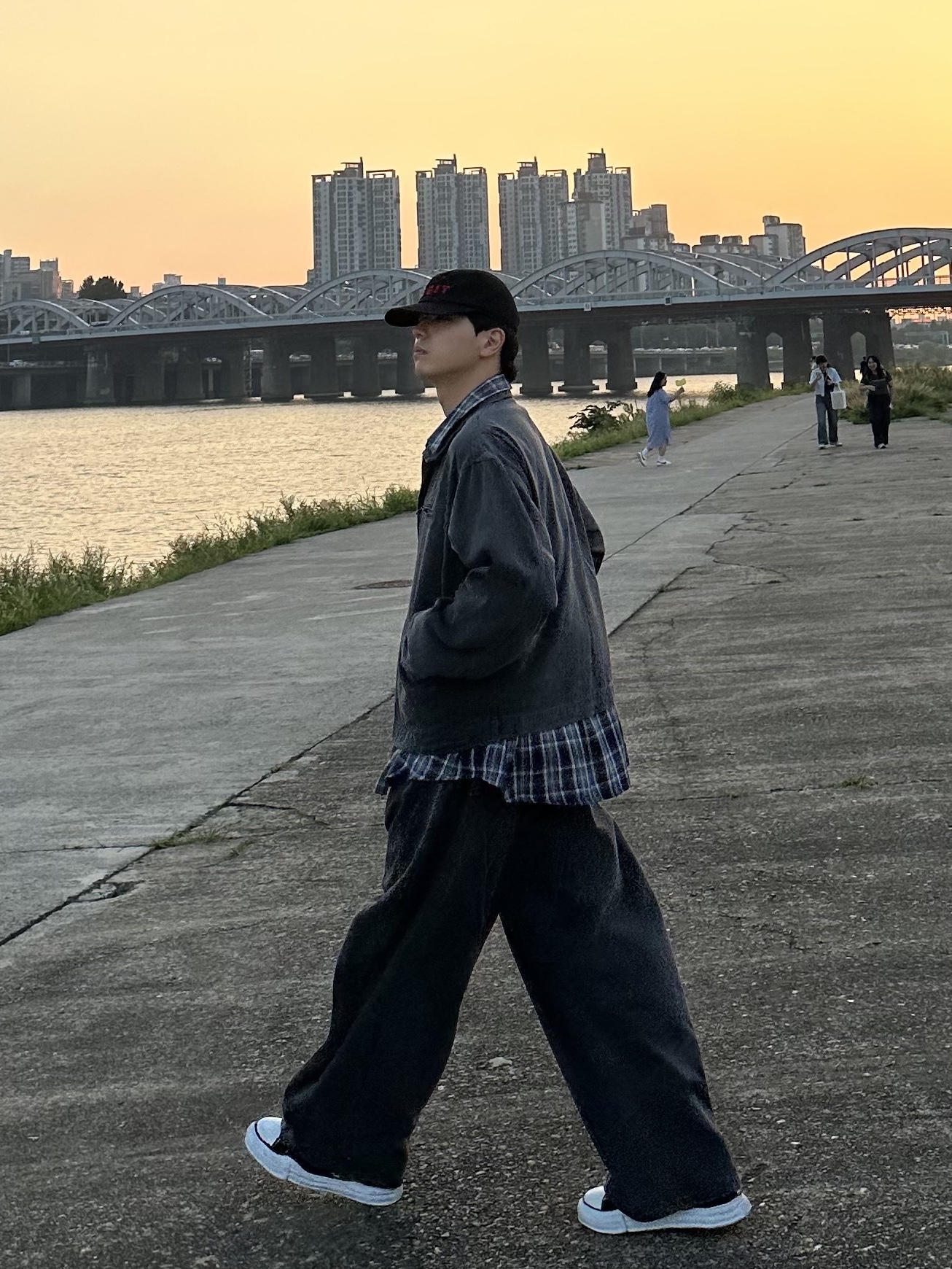 Maison Mihara Yasuhiro Peterson OG Sole Canvas Low Sneakers Black, Maison Mihara Yasuhiro Peterson23 OG Sole Canvas Low-top Sneakers Black 착용 스타일 - 1