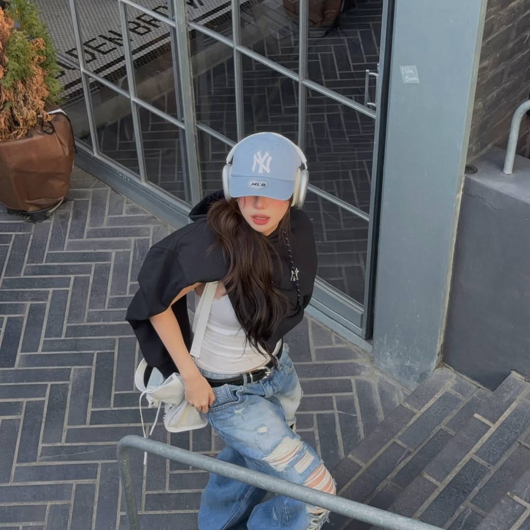 MLB x Karina Signature Unstructured Ball Cap Sky Blue 착용 스타일 - 3