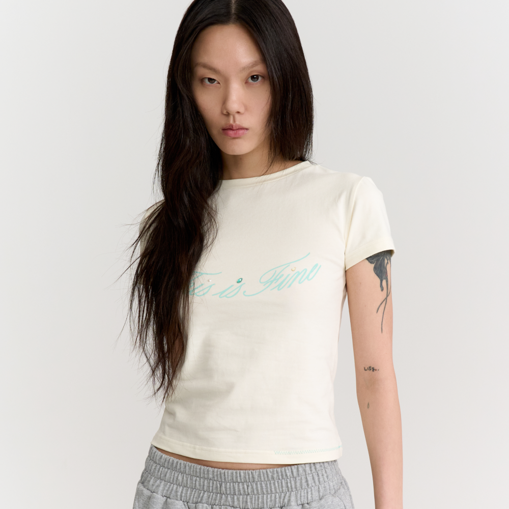 디스이즈파인 크롭드 시그니처 티 크림(THIS IS FINE Cropped Signature Tee Cream) - 2