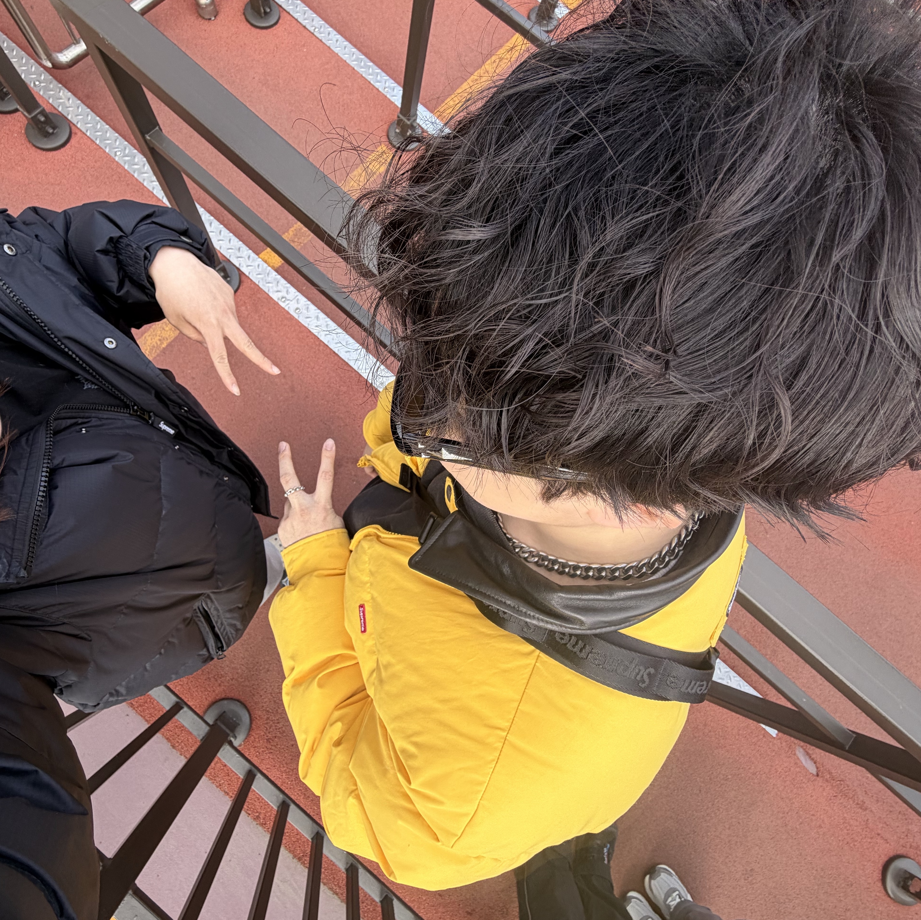 Supreme Mini Duffle Bag Black - 26SS, Supreme Leather Collar Puffy Jacket Yellow - 19FW 착용 스타일