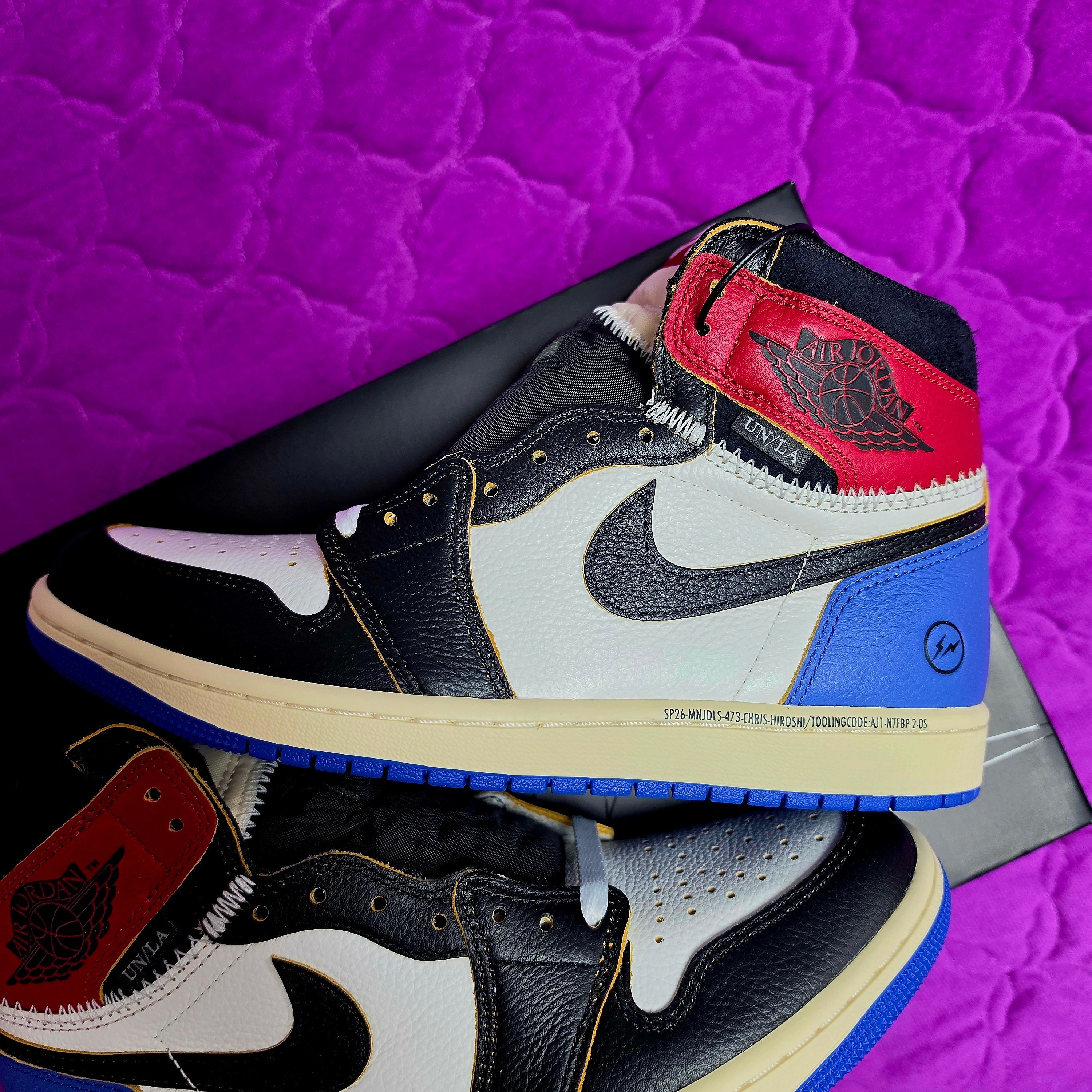 Jordan 1 x Fragment x Union LA Black and Varsity Red 착용 스타일 - 1