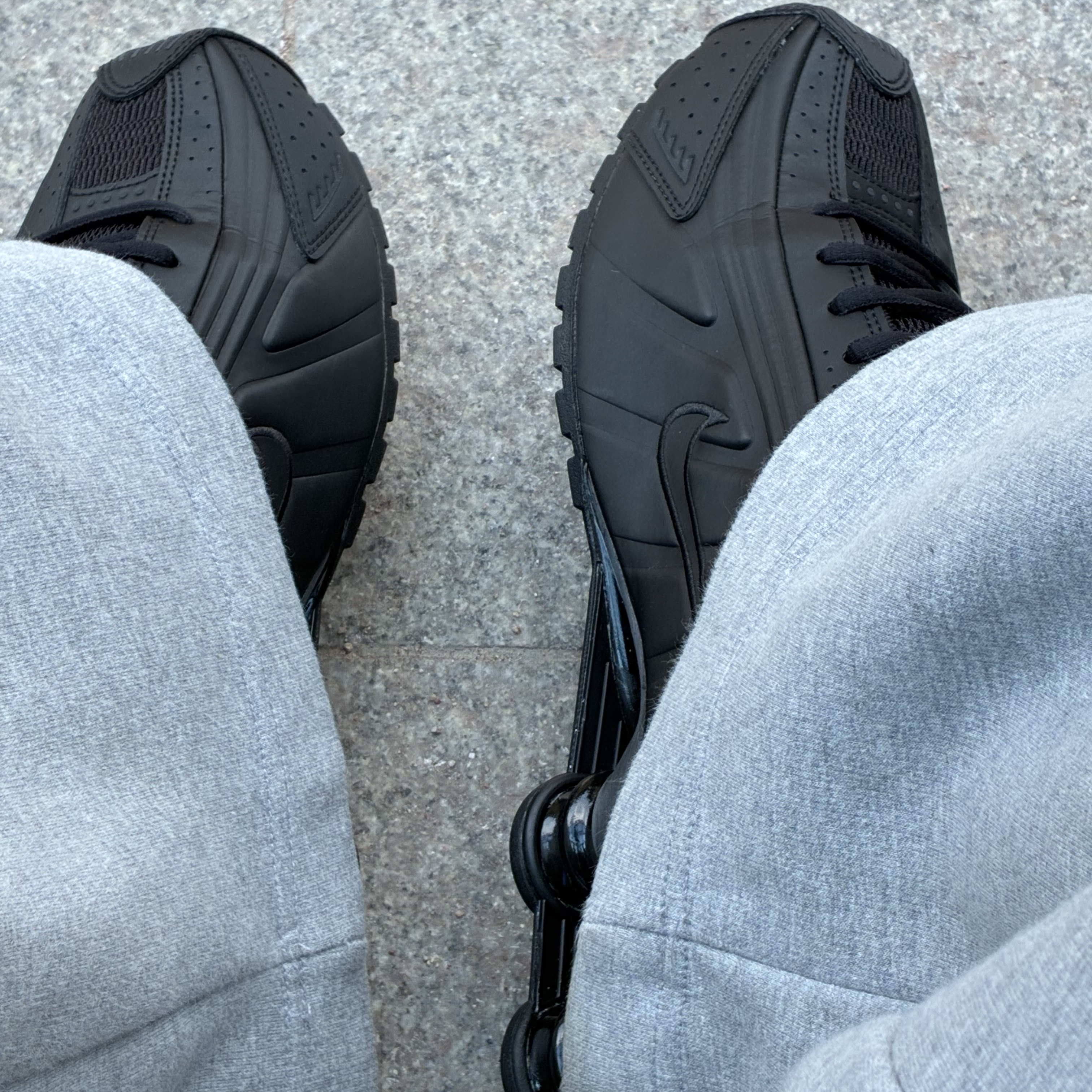 Nike Shox R4 Black Bright Crimson 착용 스타일