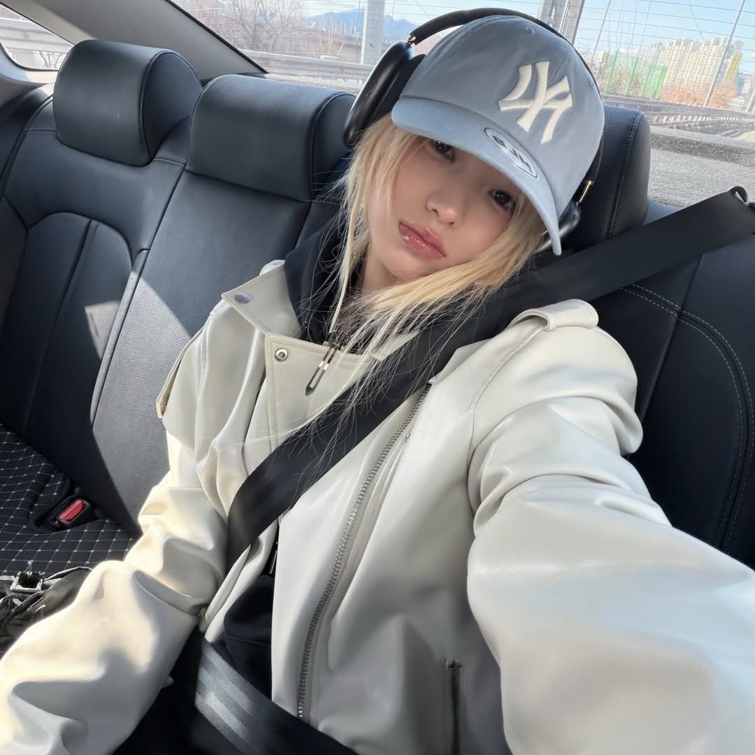 MLB x Karina Signature Unstructured Ball Cap Sky Blue 착용 스타일 - 1