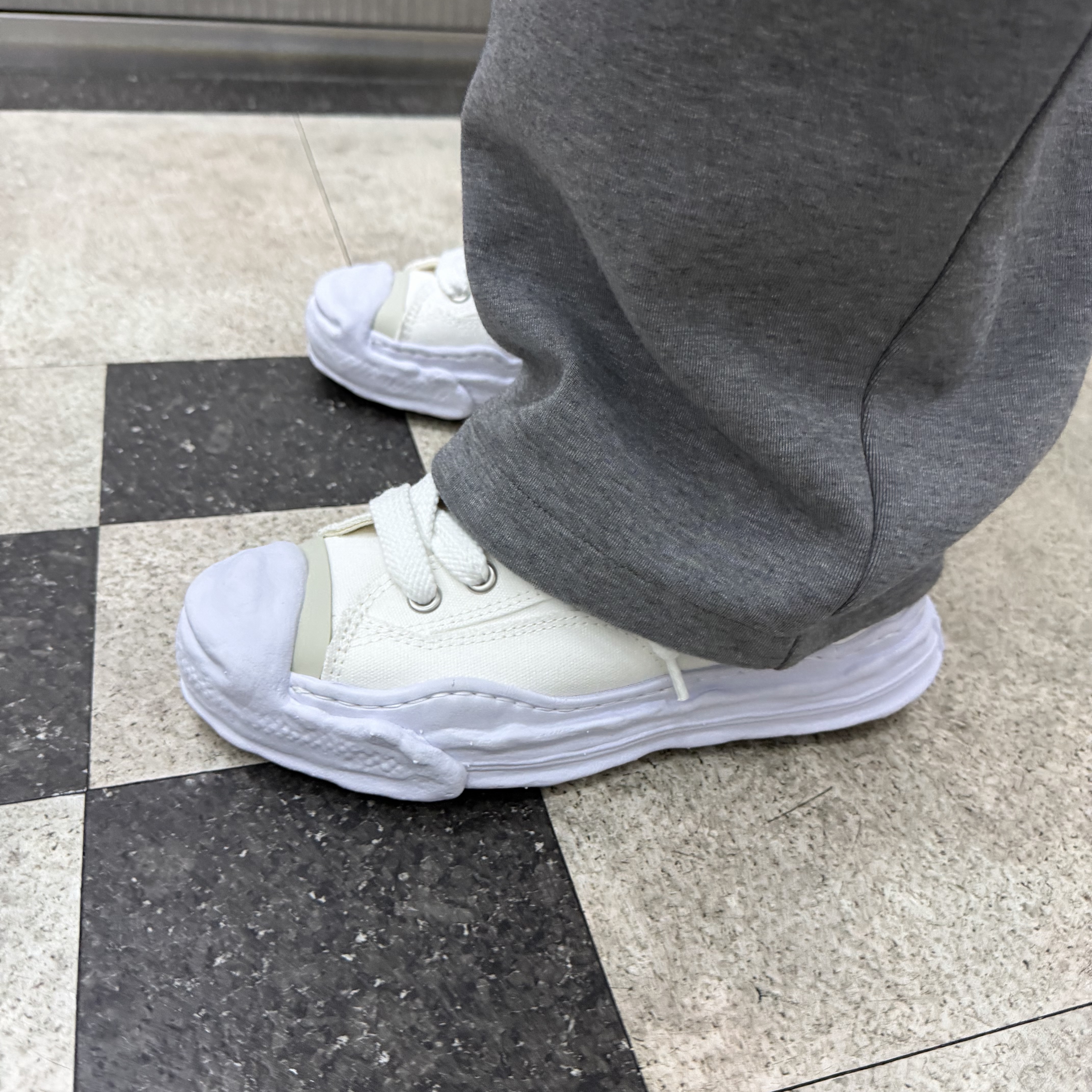 Maison Mihara Yasuhiro Hank OG Sole Canvas Low-top Sneakers White 착용 스타일