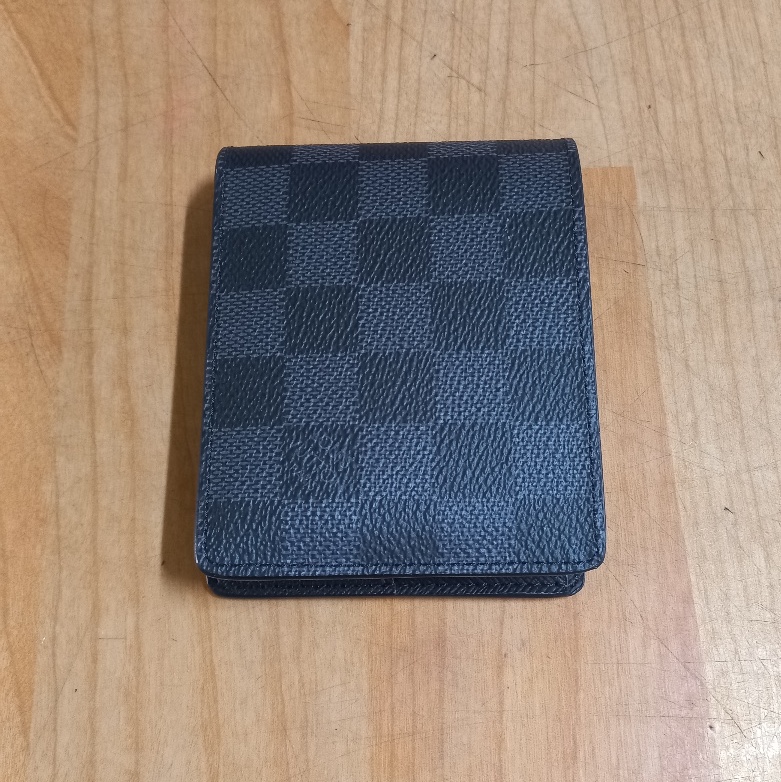 Louis Vuitton Slender Wallet Damier Graphite 착용 스타일 - 1