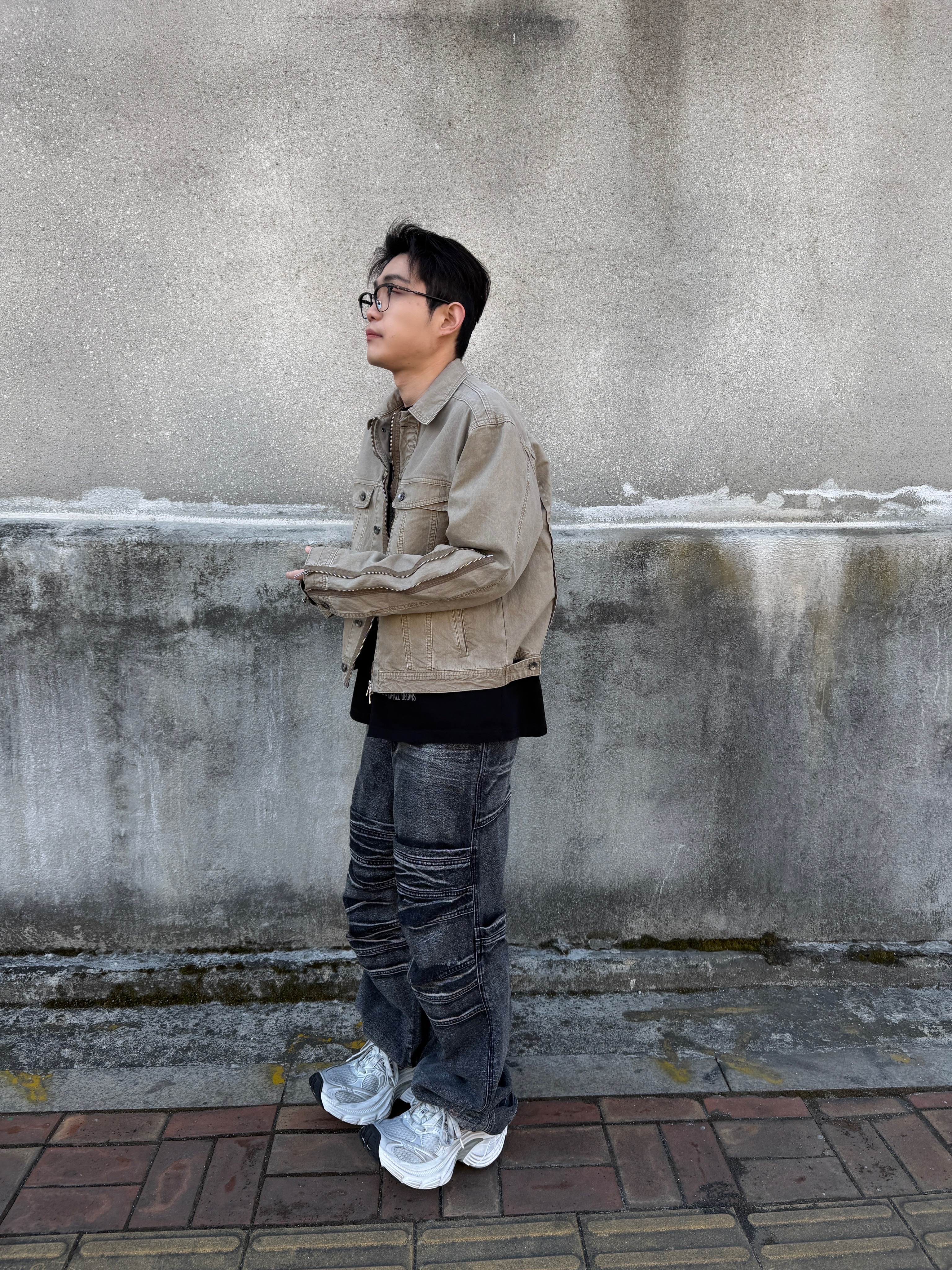 ETCE Dyed 3 Zip Trucker Beige, ROARINGRAD Washed Flip Knee Denim Pants Black 착용 스타일 - 2