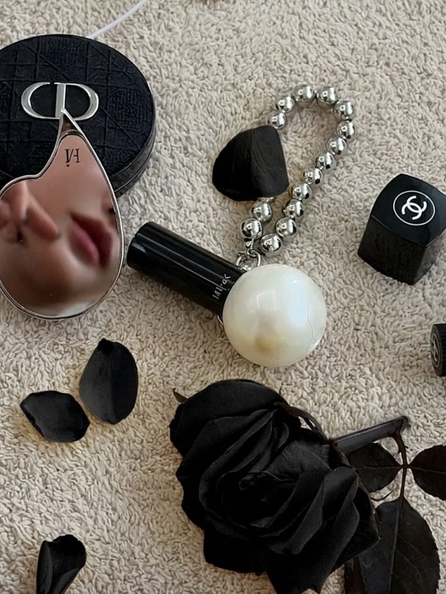 MIHAK VINYL WOOD Perfume Stick 3.6g 착용 스타일 - 1