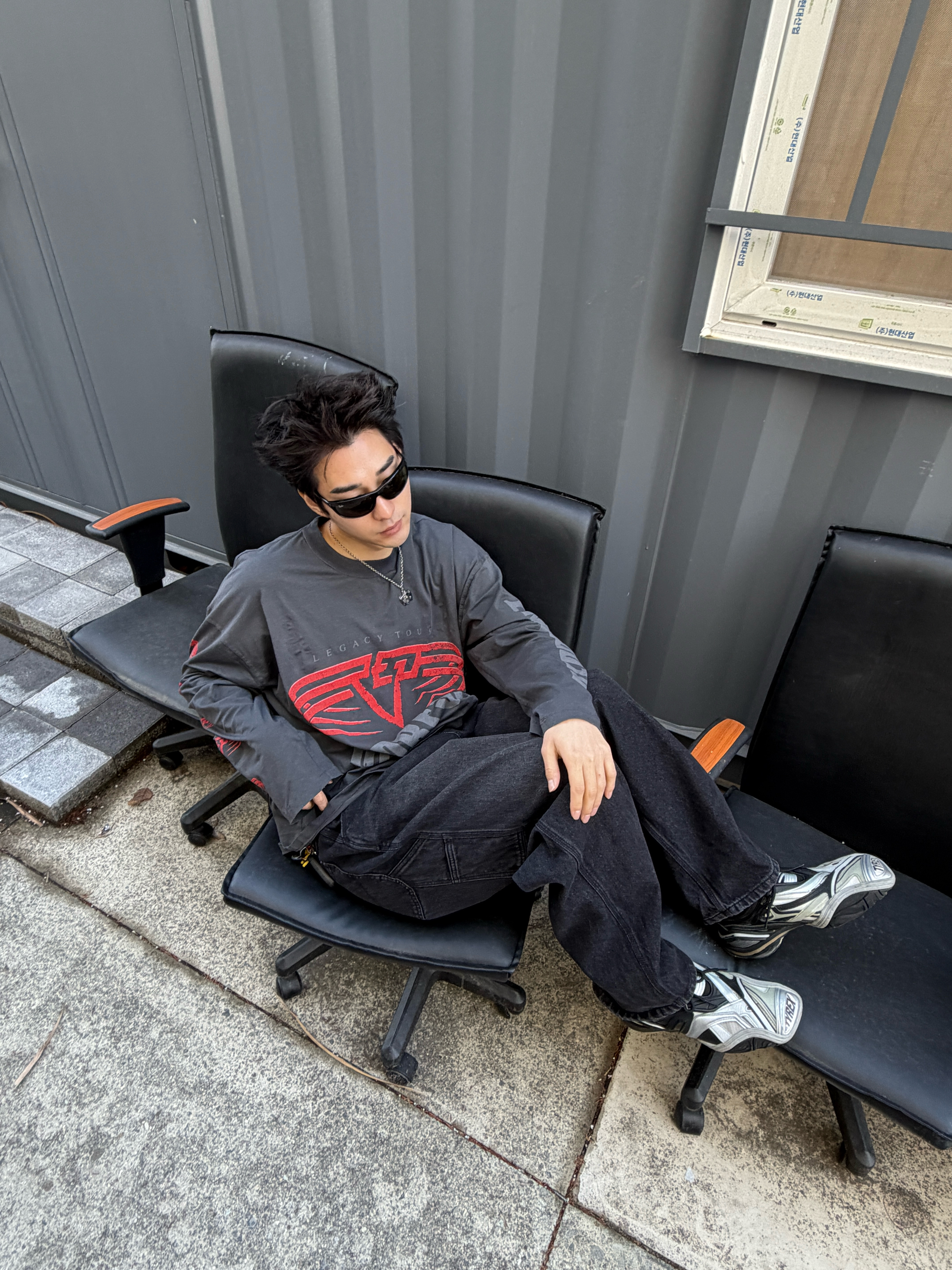 Represent x Iron Maiden Infinite Dreams T-Shirt Aged Black - 25FW, Represent Living Legacy Tour Long Sleeve T-Shirt Sun Fade Grey - 25FW 착용 스타일 - 4