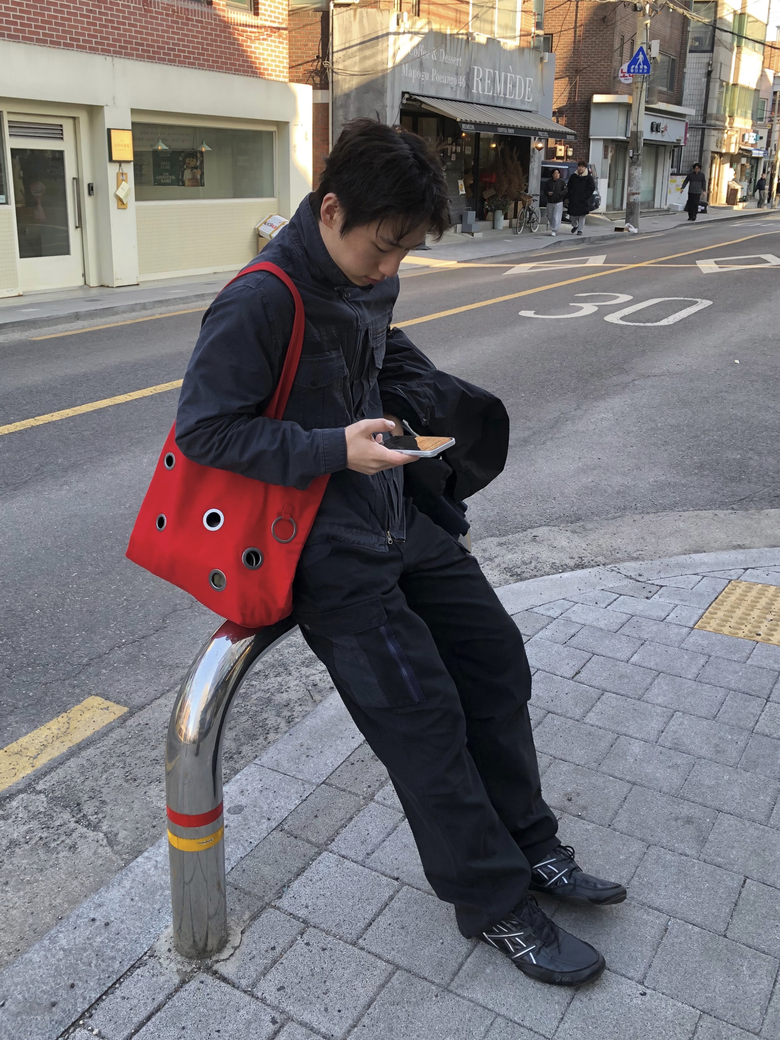 Vacant Archive Lune Eyelet Tote Bag Red, Asics Hypersync Graphite Grey Black 착용 스타일 - 3